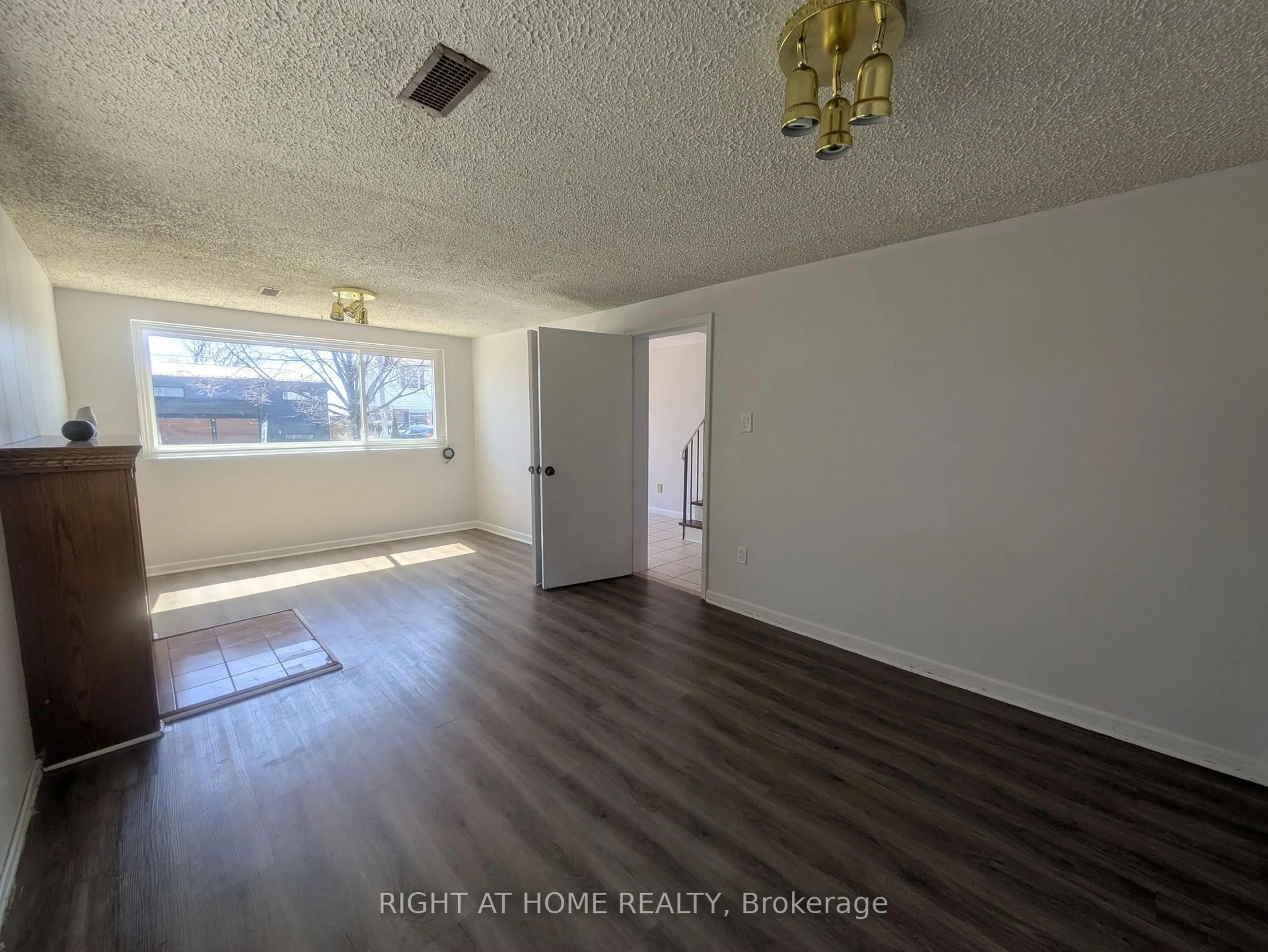 A pic of a room for 740 Stone St, Oshawa Ontario L1J 1A6