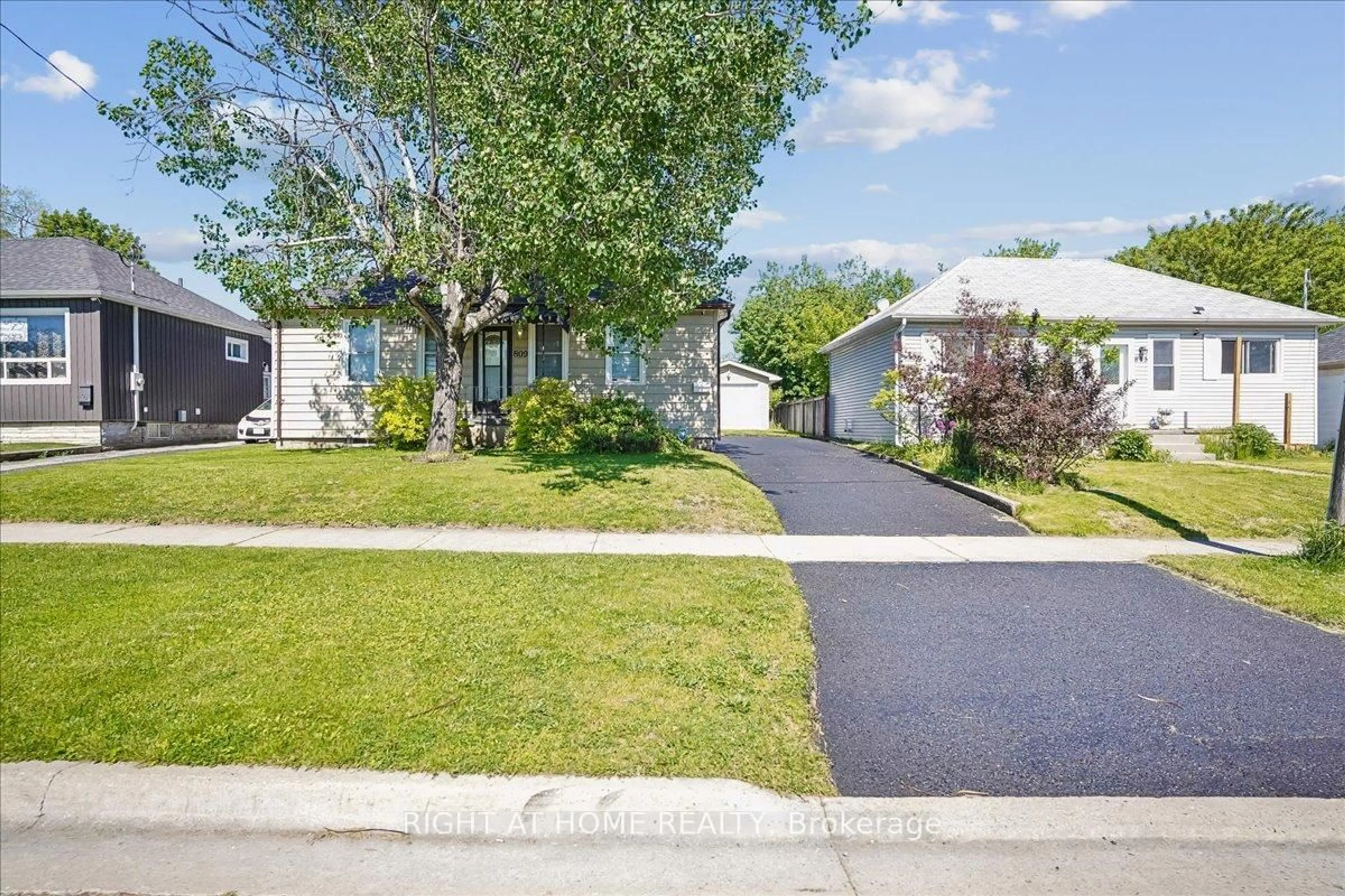 A pic from outside/outdoor area/front of a property/back of a property/a pic from drone, street for 809 Rowena St, Oshawa Ontario L1H 4Z6