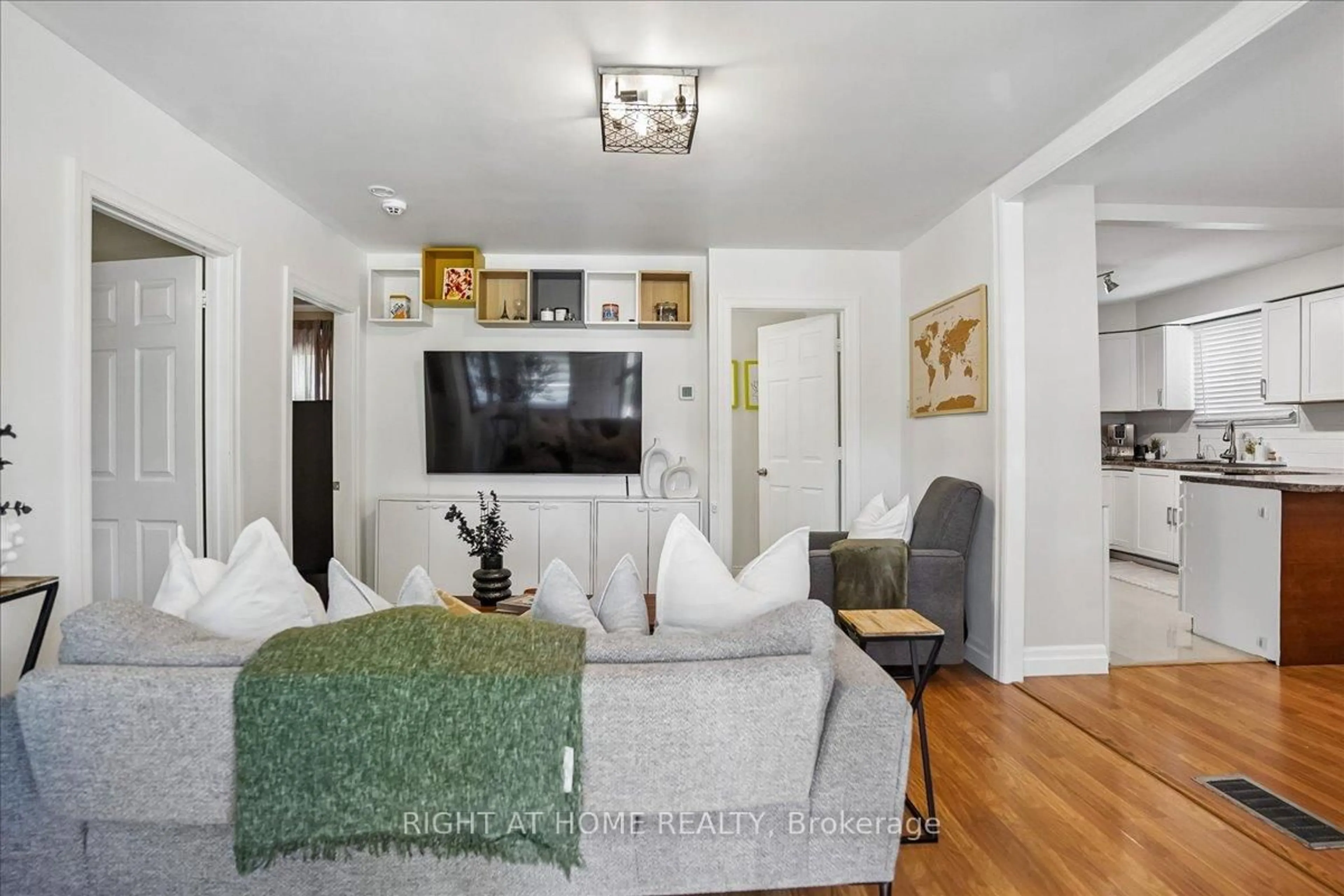 Living room with furniture, unknown for 809 Rowena St, Oshawa Ontario L1H 4Z6