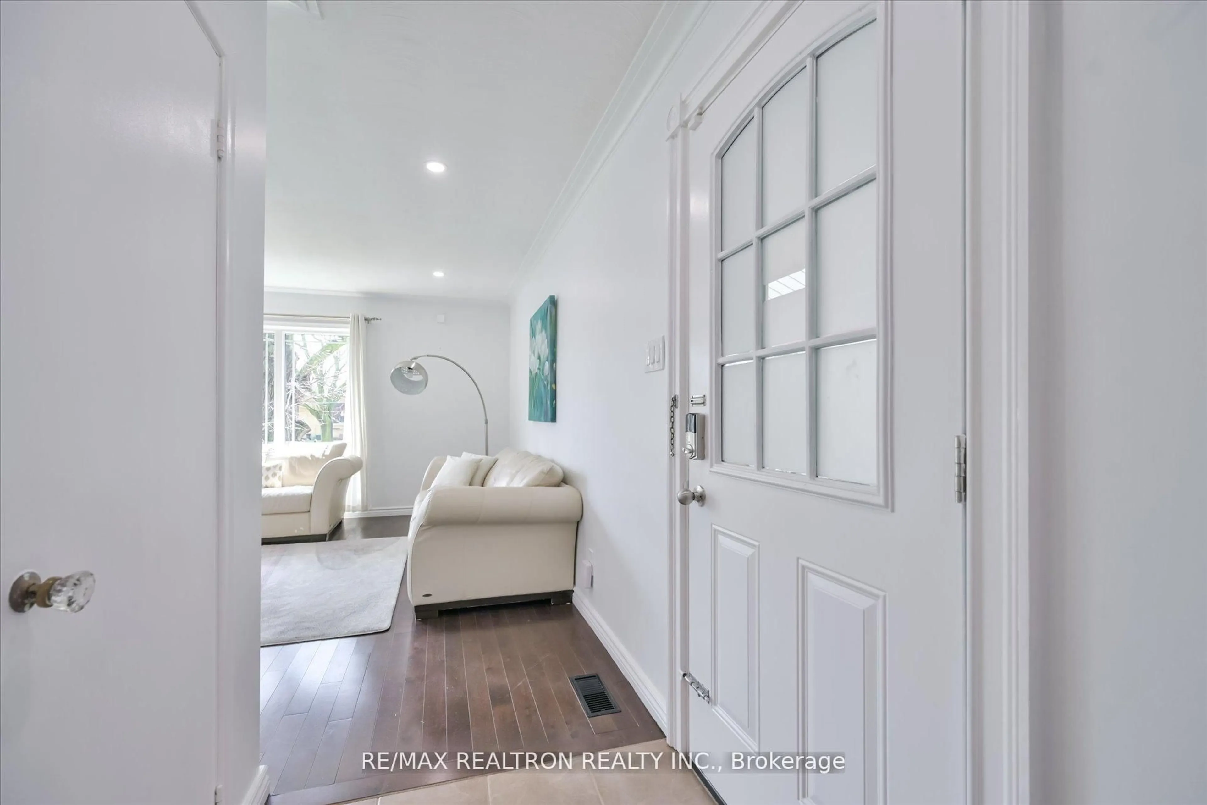 Indoor entryway for 16 Arnprior Rd, Toronto Ontario M1K 5A6