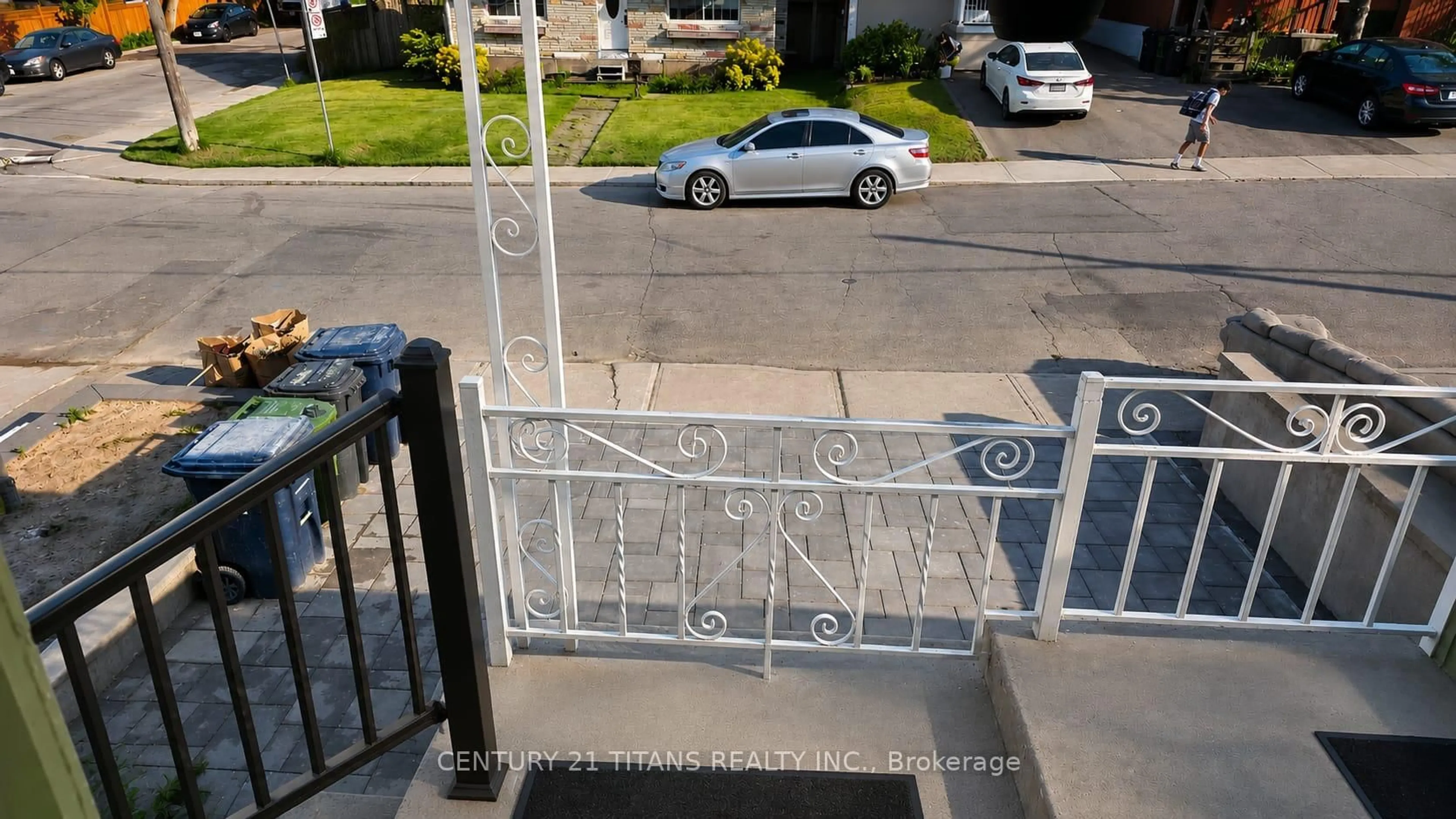 A pic from outside/outdoor area/front of a property/back of a property/a pic from drone, street for 8 Mack Ave, Toronto Ontario M1L 1L9