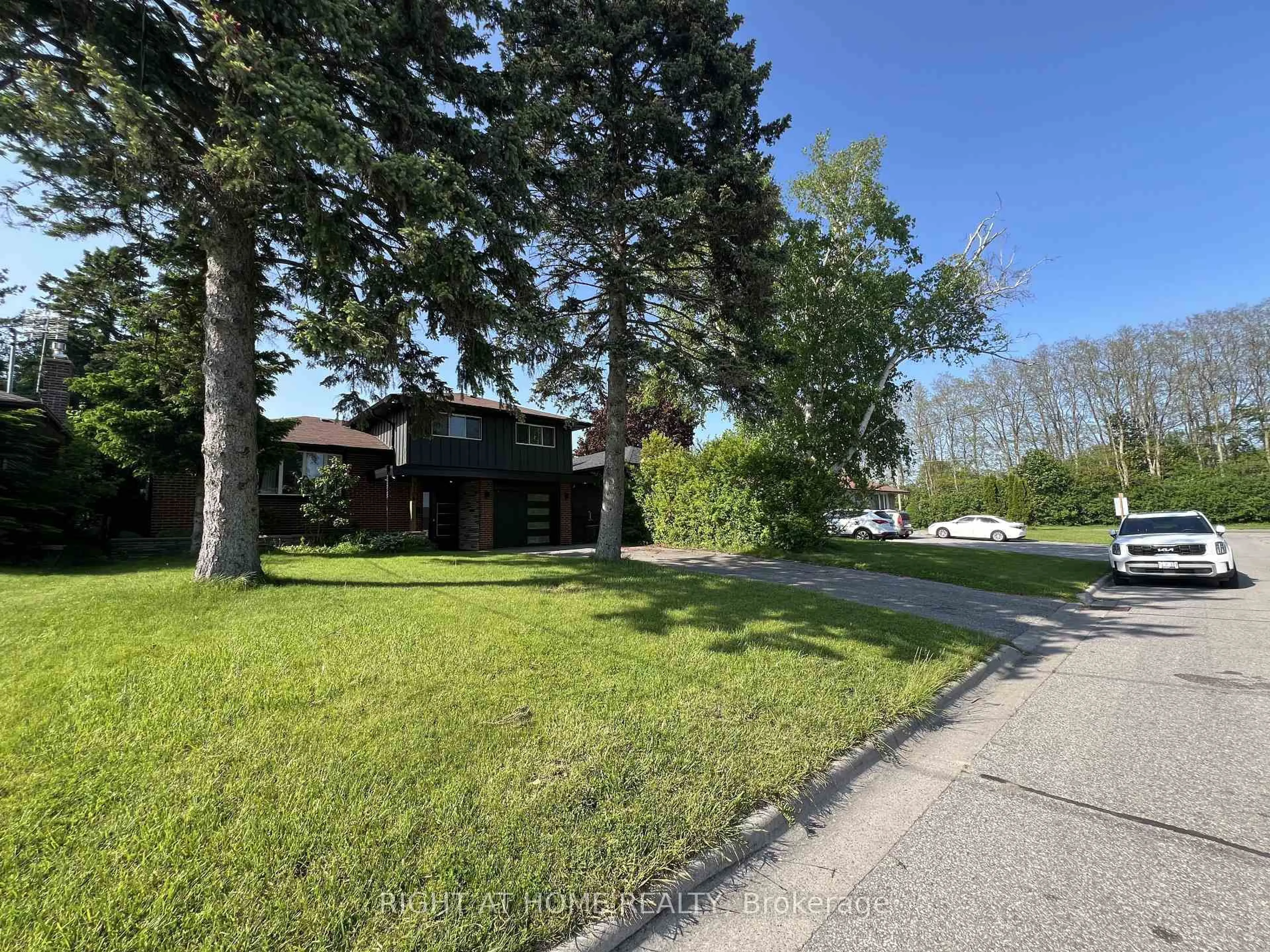 A pic from outside/outdoor area/front of a property/back of a property/a pic from drone, street for 310 Admiral Rd, Oshawa Ontario L1J 3A5