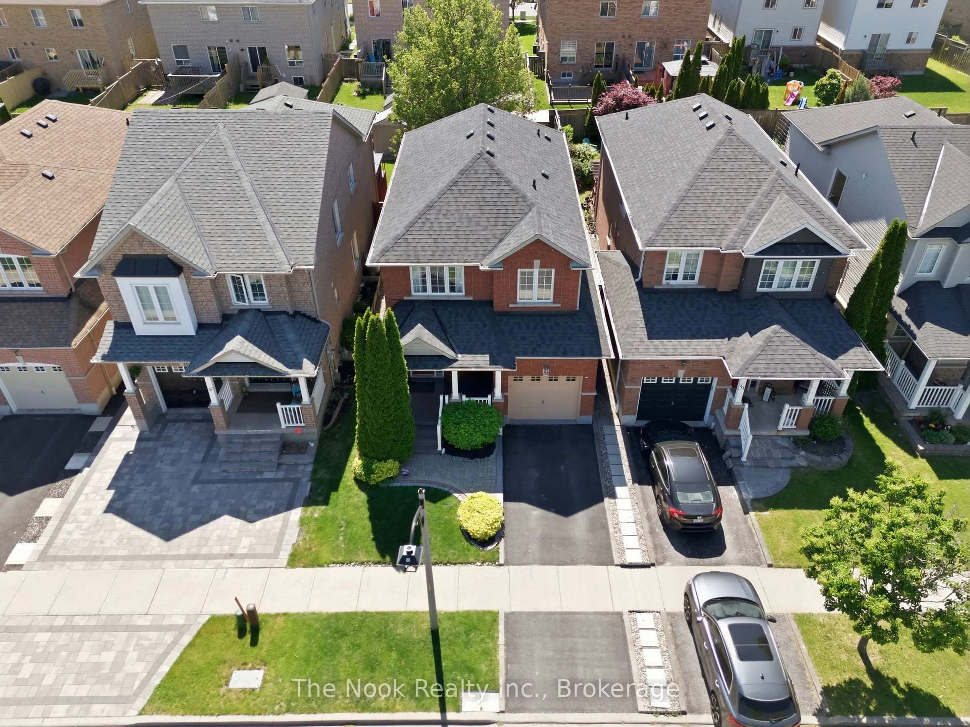 A pic from outside/outdoor area/front of a property/back of a property/a pic from drone, street for 39 Rampart Cres, Whitby Ontario L1P 1T6