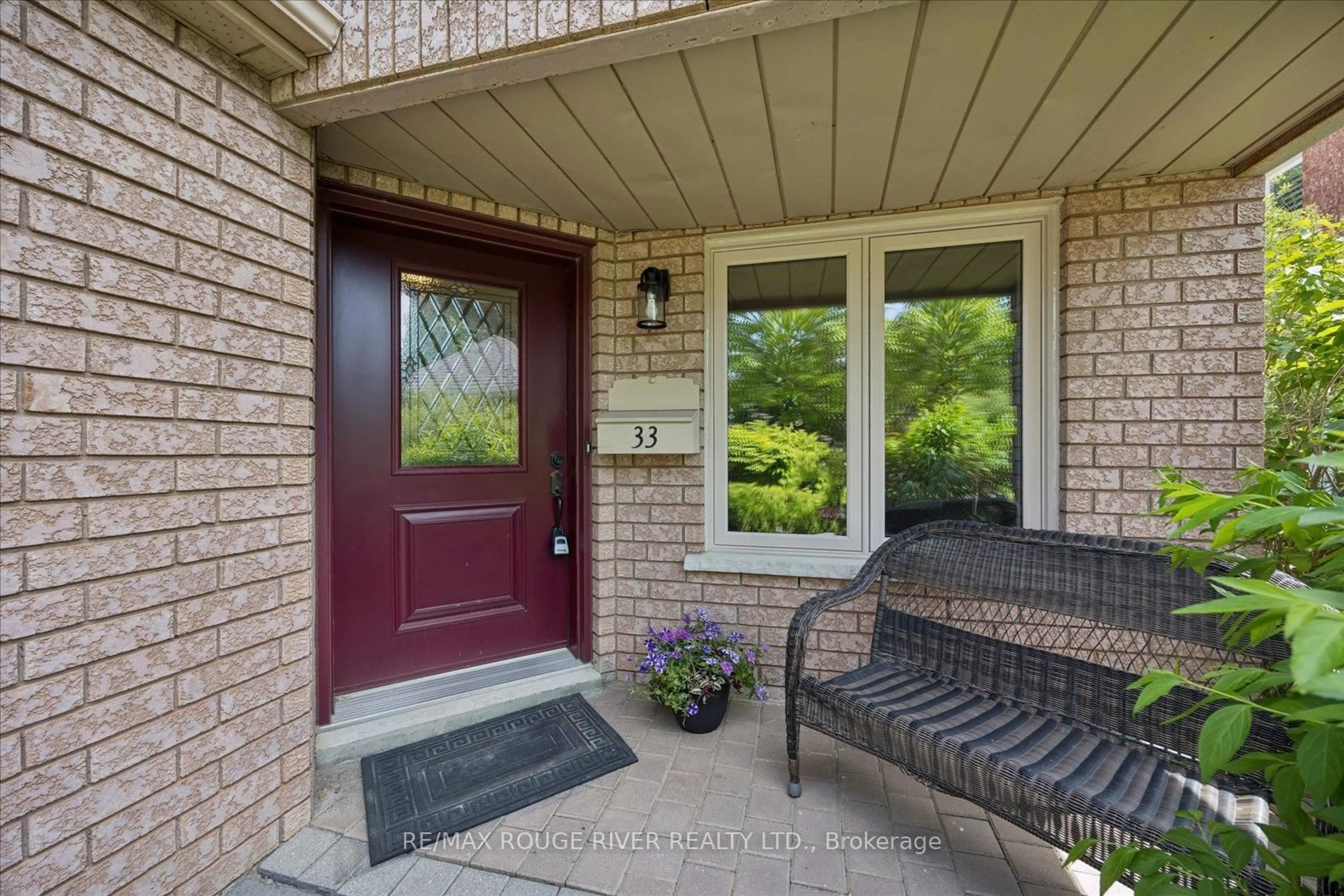 Indoor entryway for 33 Shore Ave, Whitby Ontario L1R 2L7
