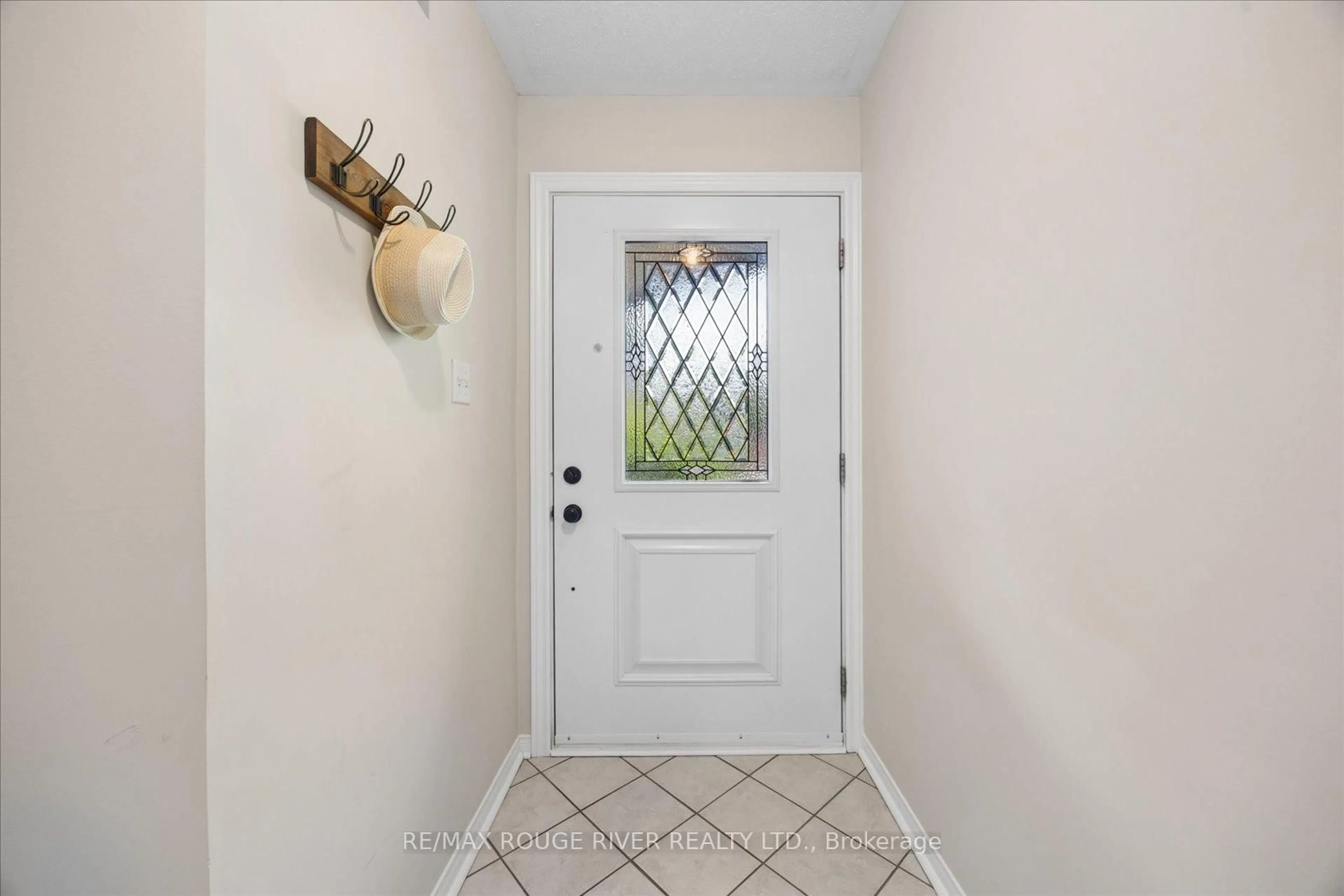 Indoor entryway for 33 Shore Ave, Whitby Ontario L1R 2L7
