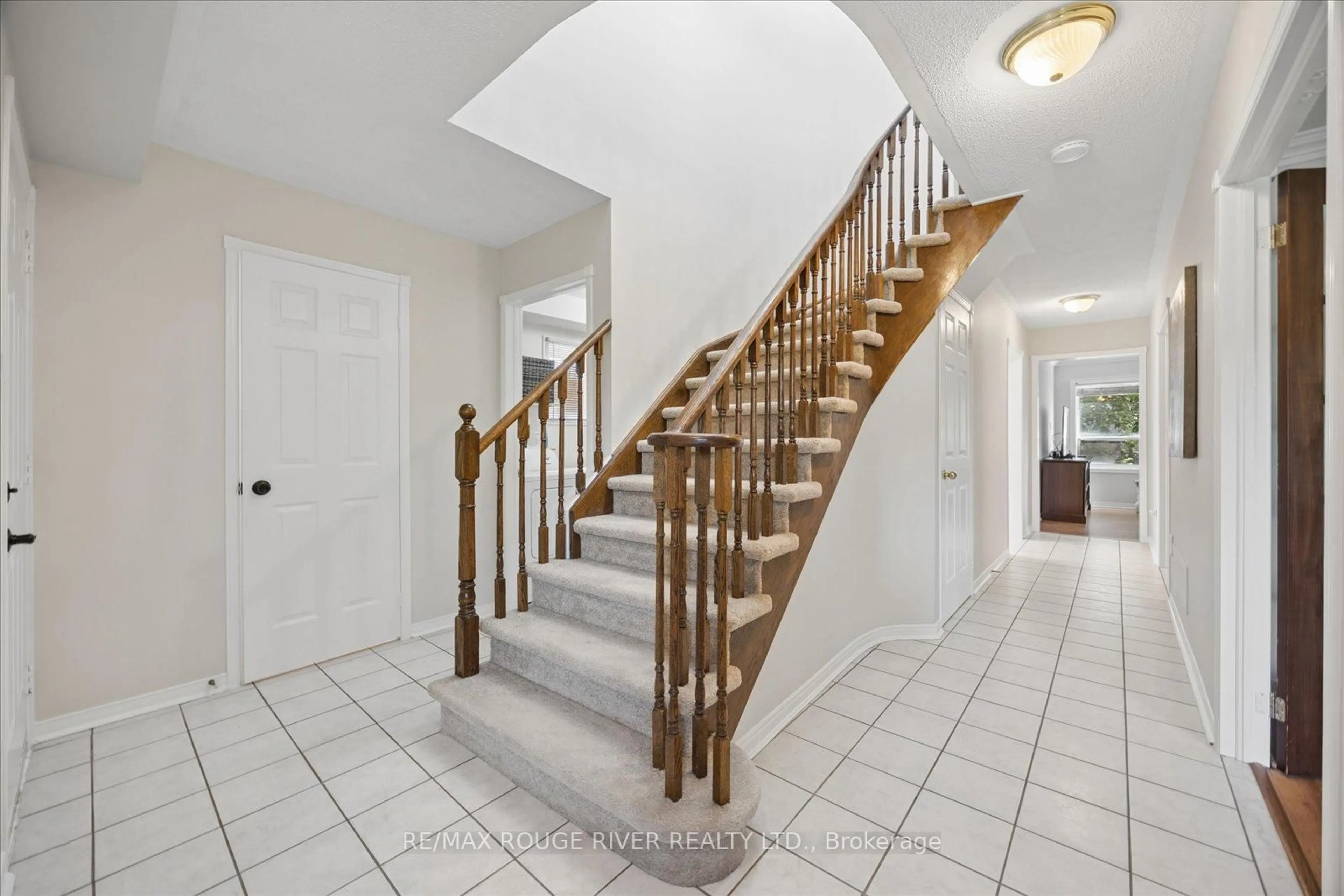 Unknown for 33 Shore Ave, Whitby Ontario L1R 2L7