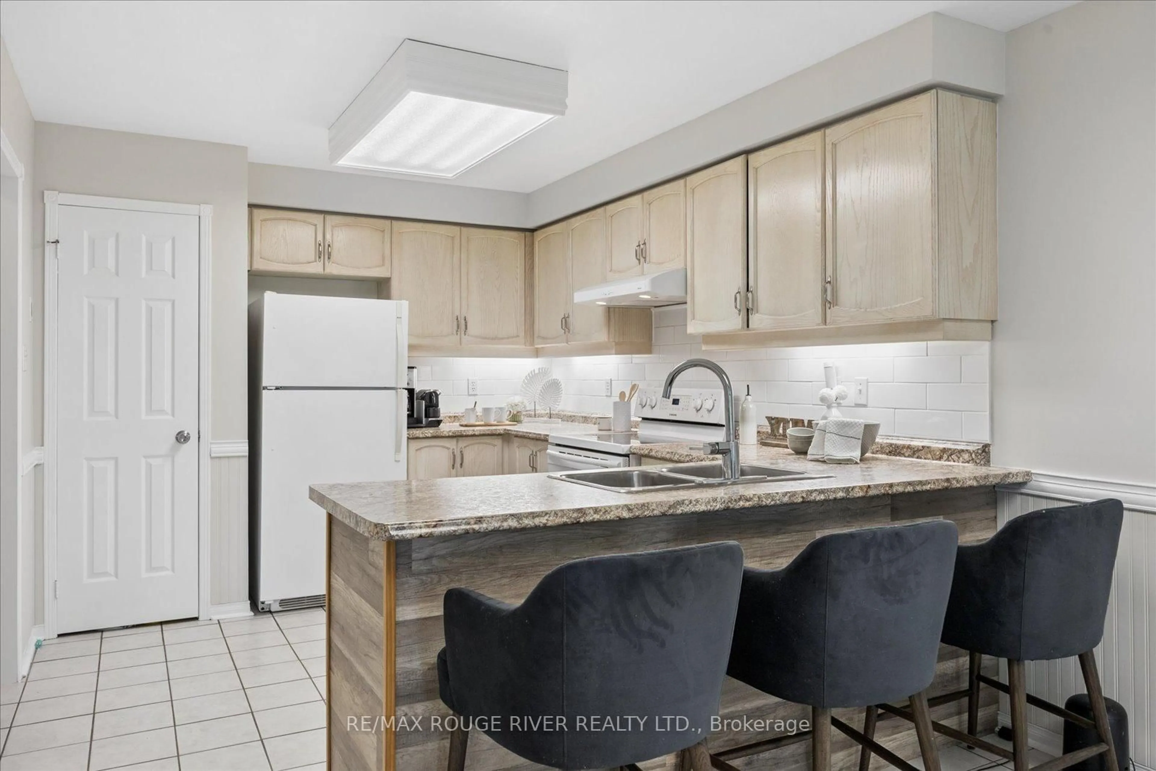 Standard kitchen, ceramic/tile floor for 33 Shore Ave, Whitby Ontario L1R 2L7