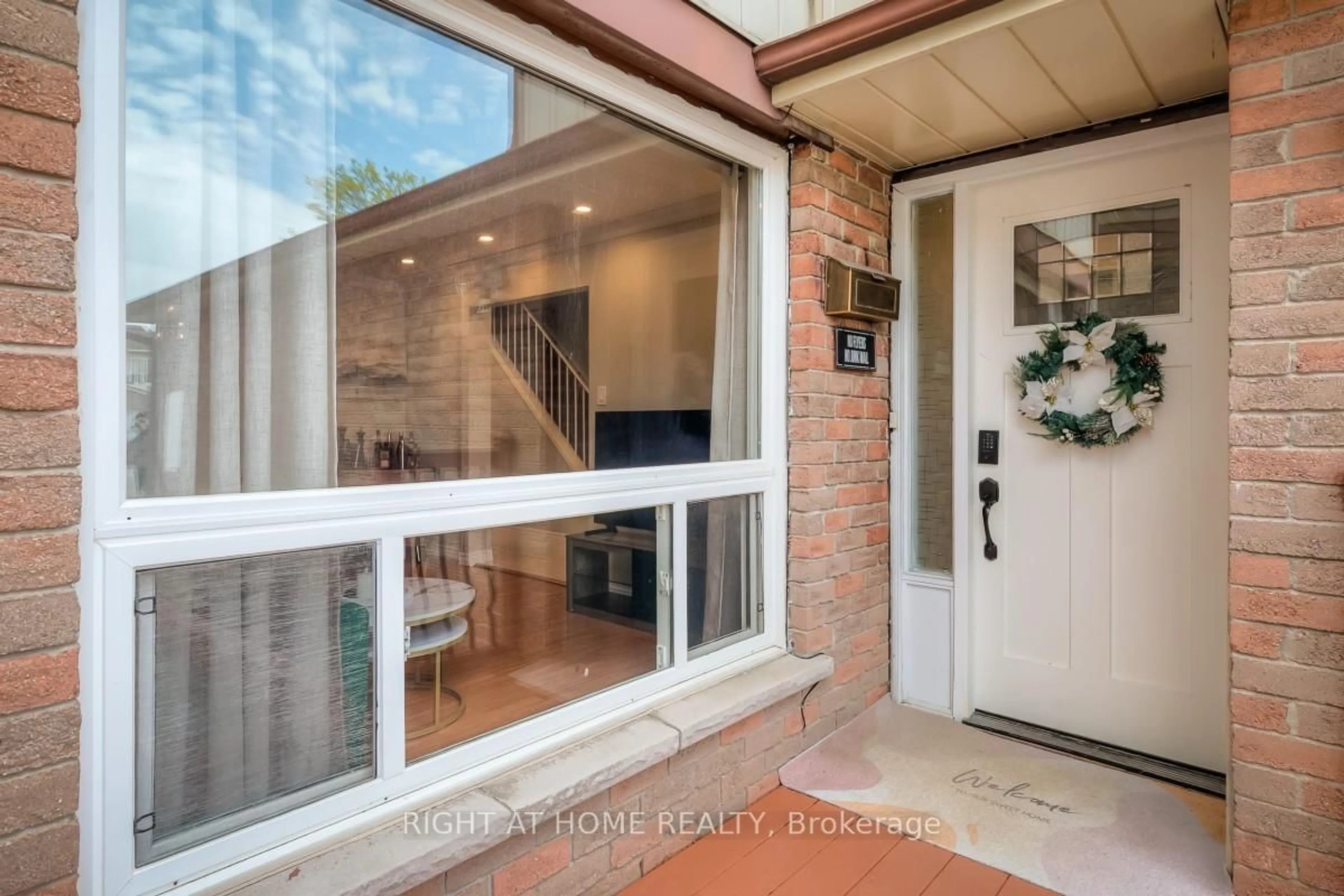Indoor entryway for 37 McKnight Dr, Toronto Ontario M1B 2Z4