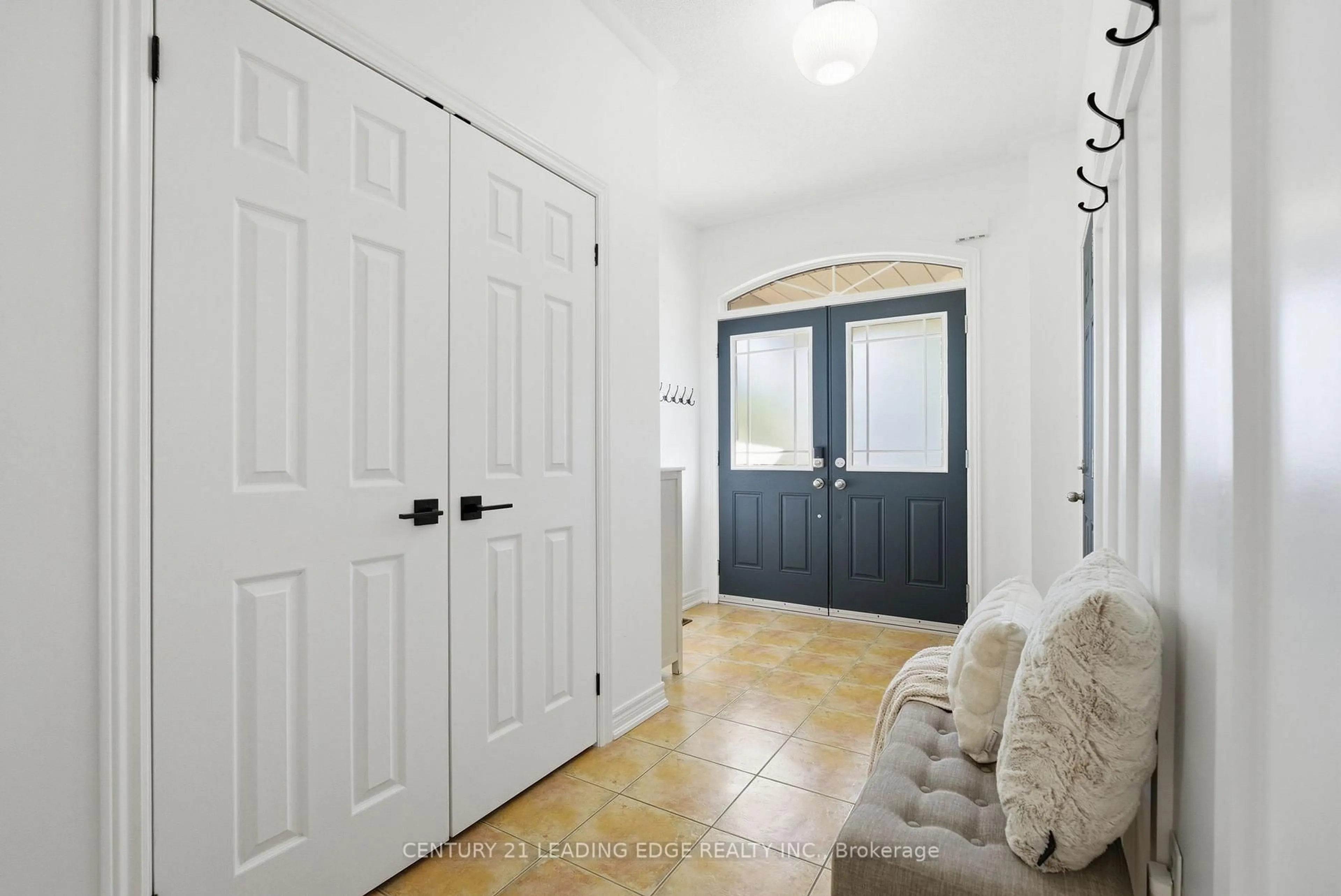 Indoor entryway for 1910 Calvington Dr, Pickering Ontario L1V 0B3