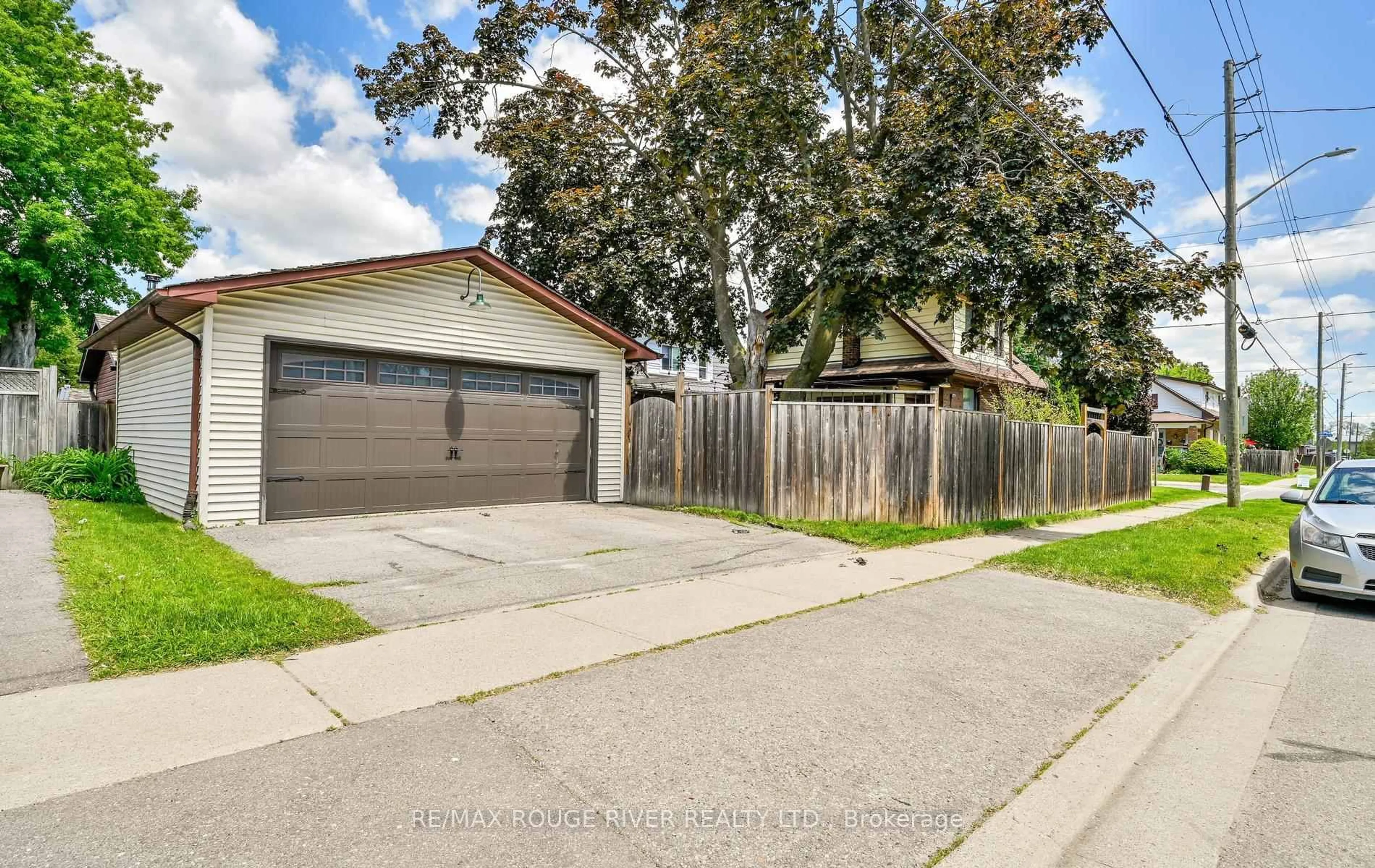 A pic from outside/outdoor area/front of a property/back of a property/a pic from drone, street for 338 Jarvis St, Oshawa Ontario L1G 5L2
