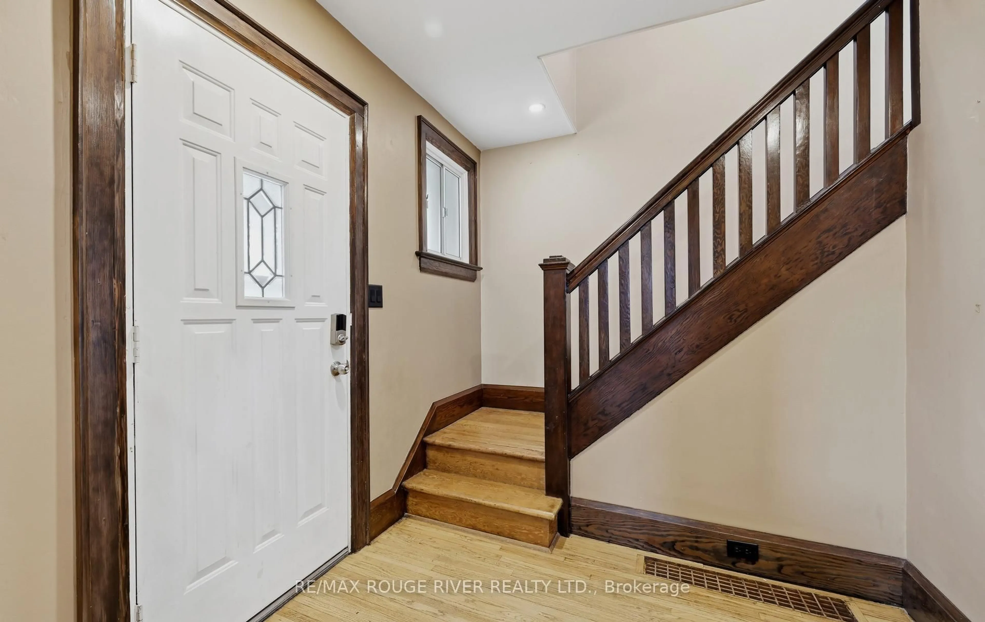Indoor entryway for 338 Jarvis St, Oshawa Ontario L1G 5L2