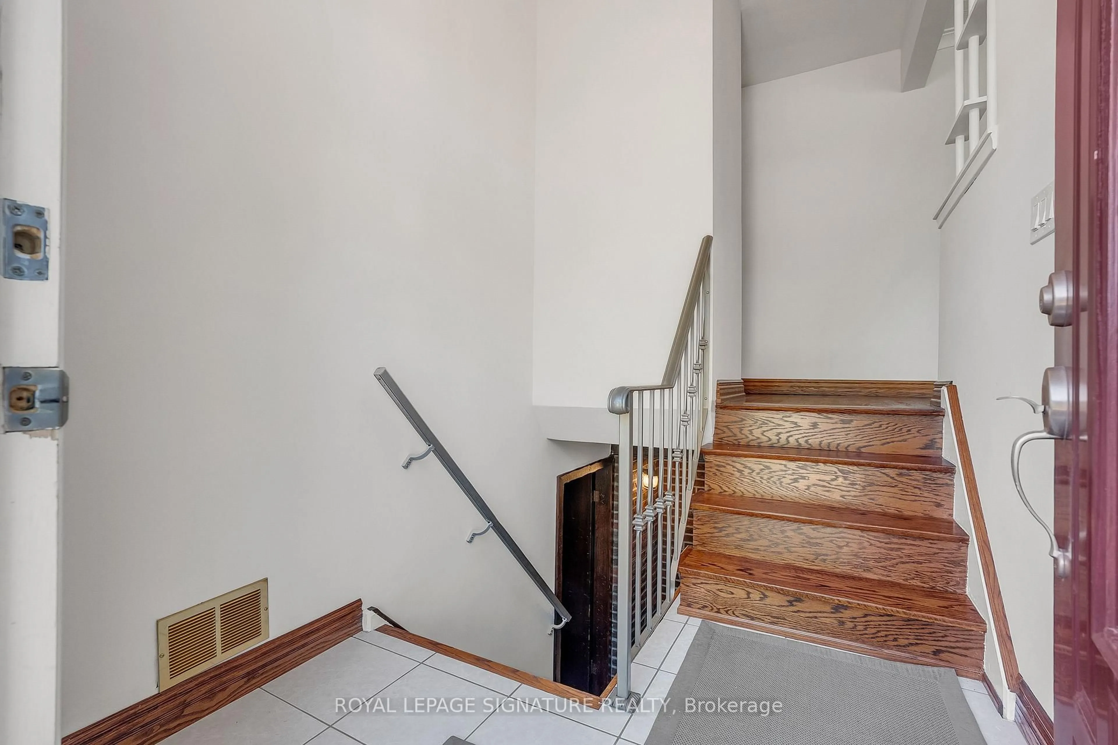Stairs for 18 Verlaine Pl, Toronto Ontario M1P 3X3