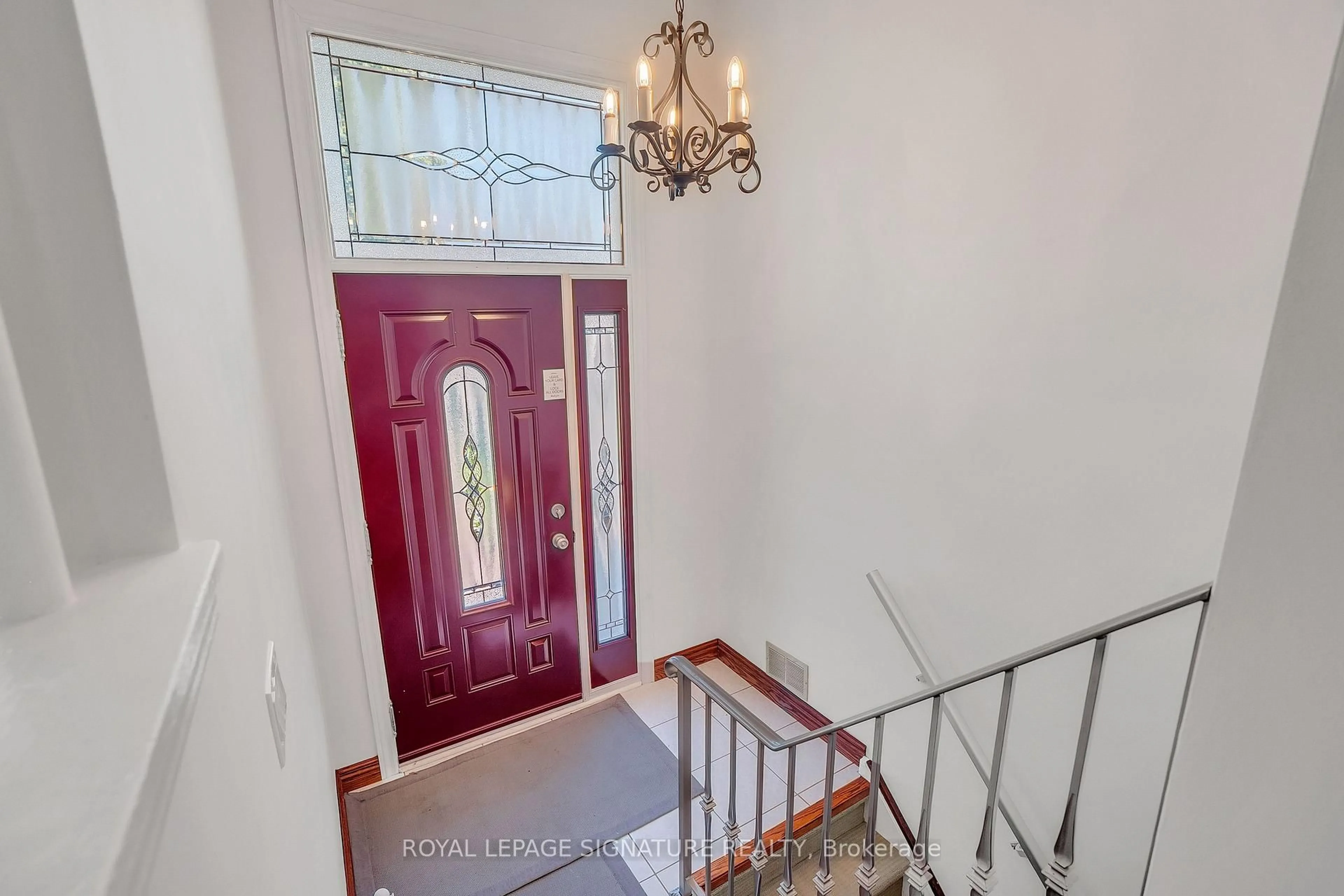Indoor foyer for 18 Verlaine Pl, Toronto Ontario M1P 3X3