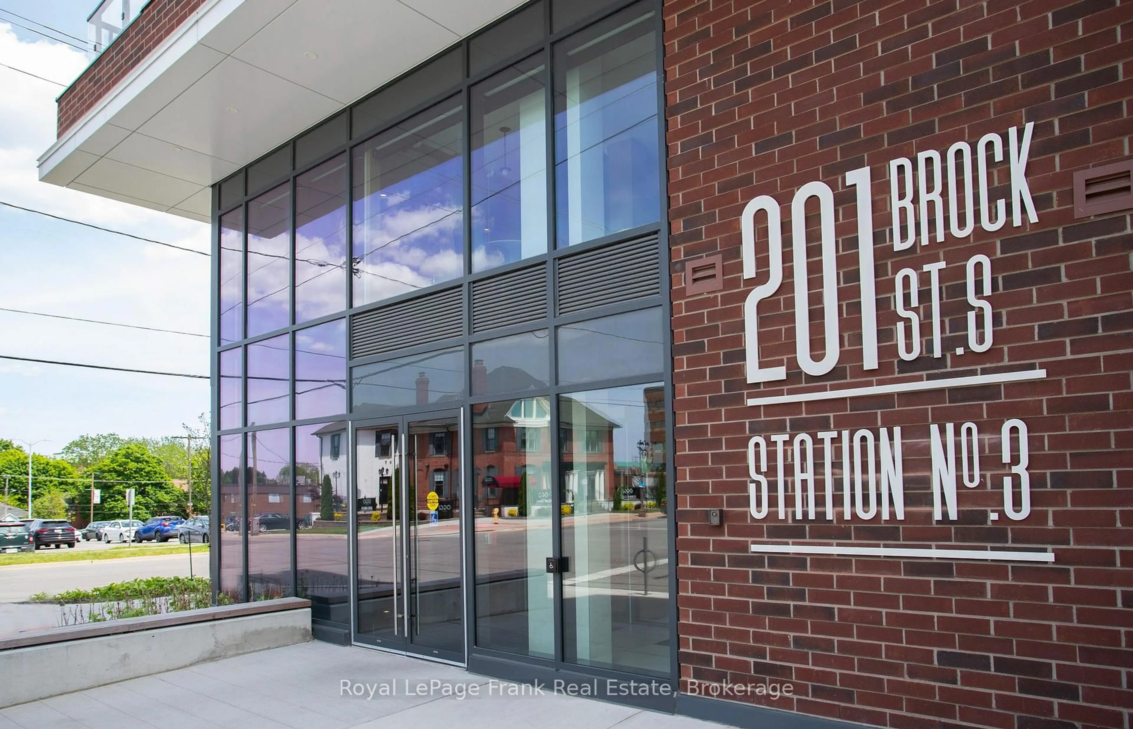 Indoor foyer for 201 Brock St #604, Whitby Ontario L1N 4K2