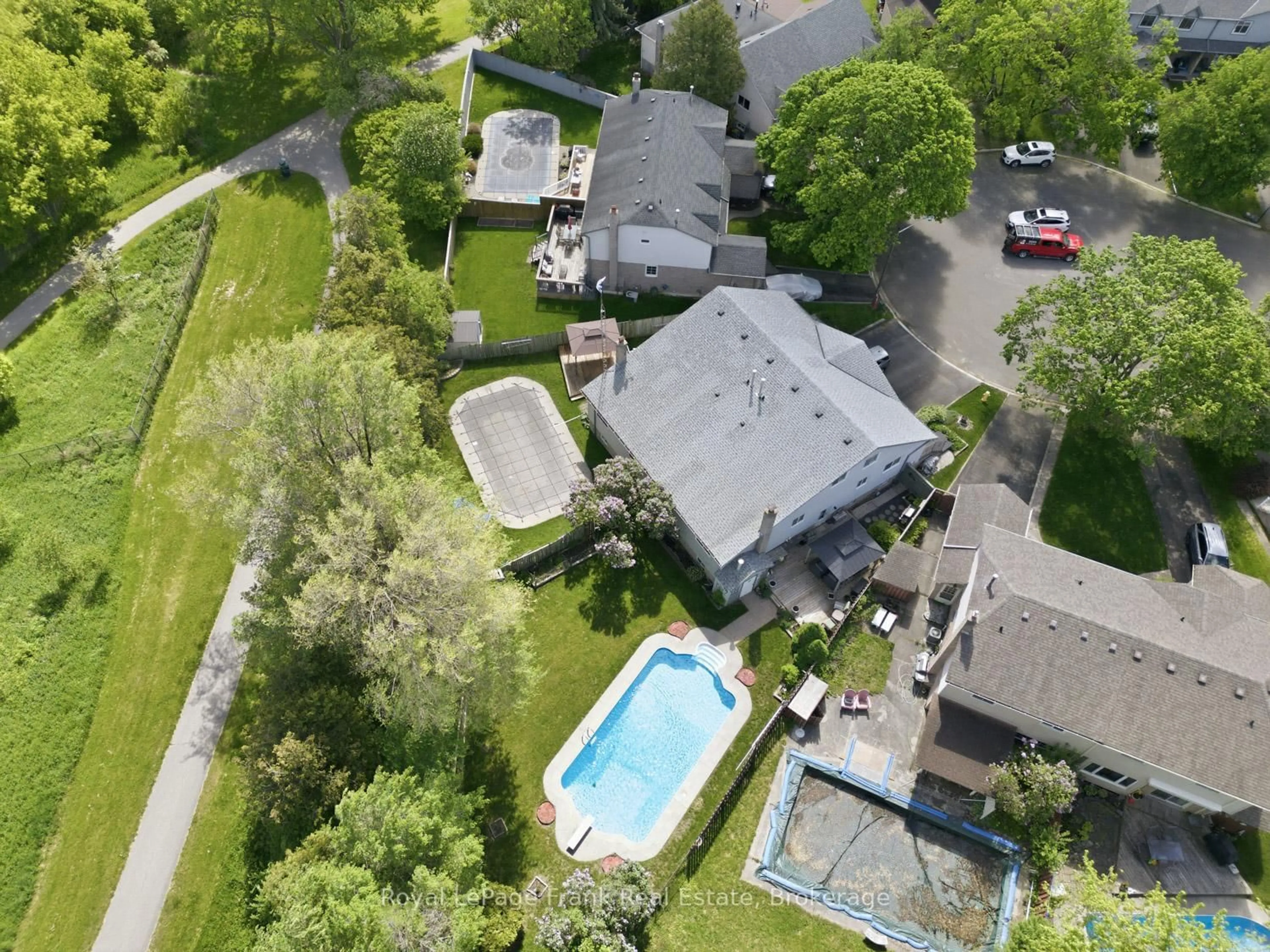 A pic from outside/outdoor area/front of a property/back of a property/a pic from drone, street for 14 Beecroft Crt, Whitby Ontario L1P 1C7