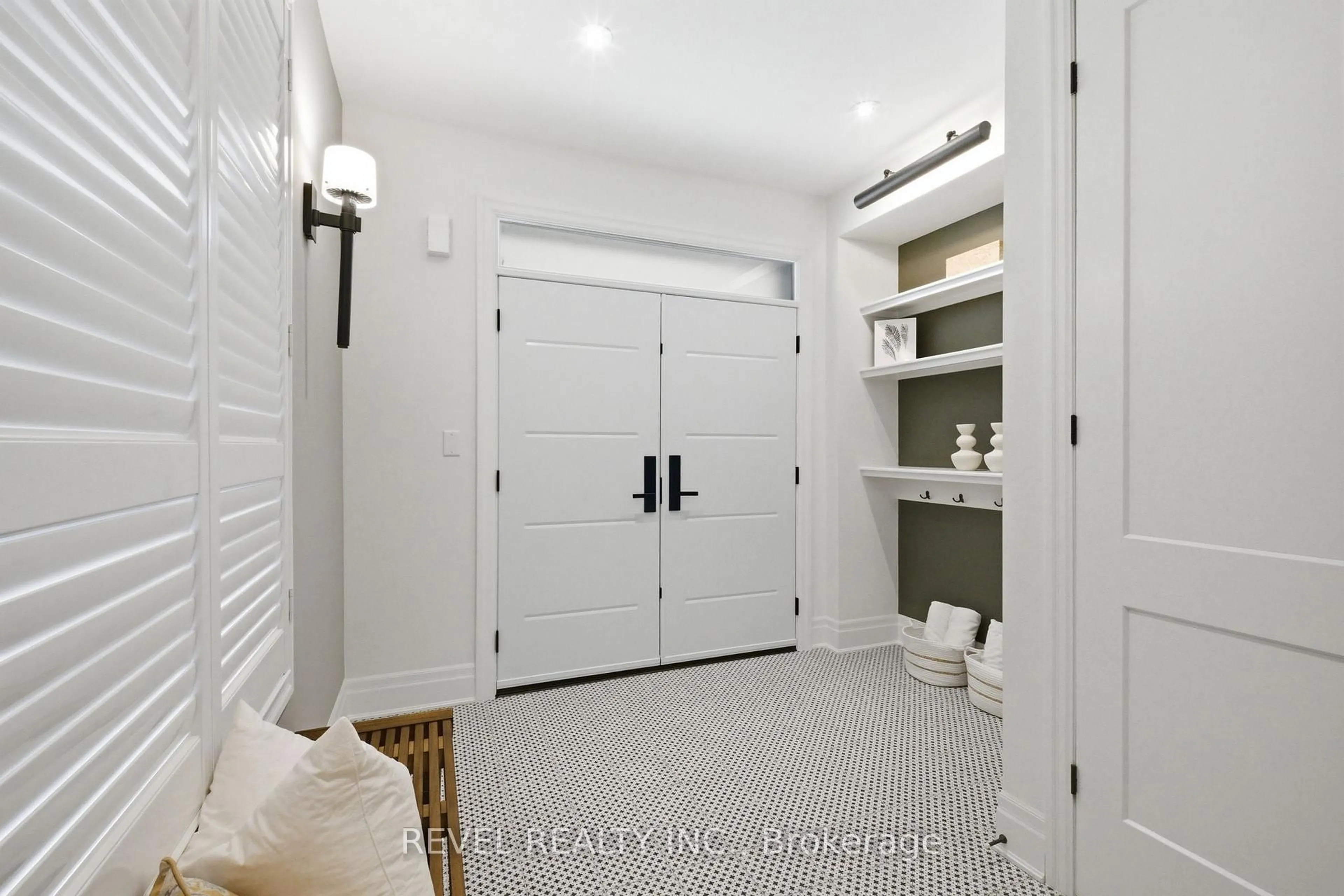 Indoor entryway for 1579 Scarlett Tr, Pickering Ontario L1X 0N9