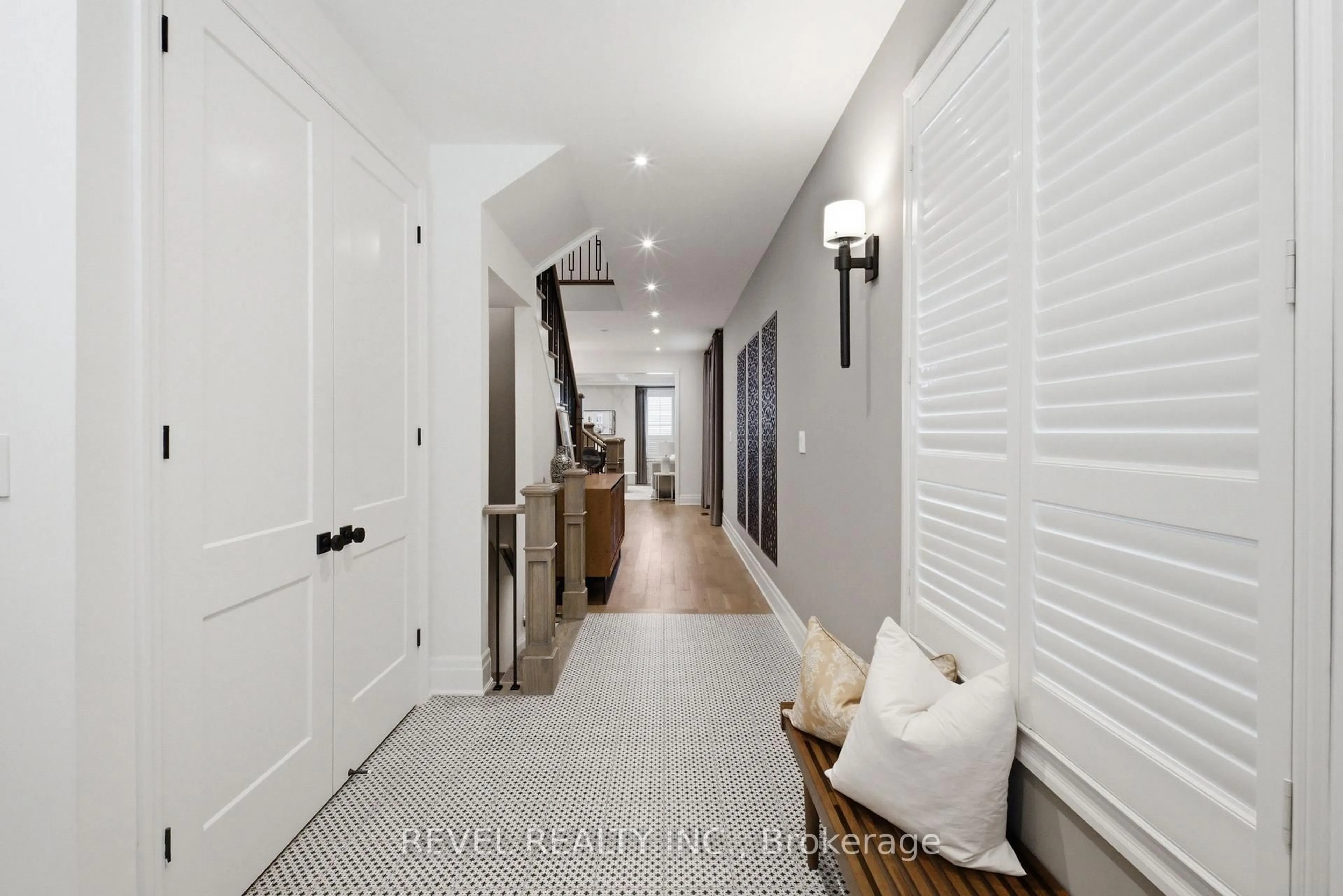 Indoor entryway for 1579 Scarlett Tr, Pickering Ontario L1X 0N9