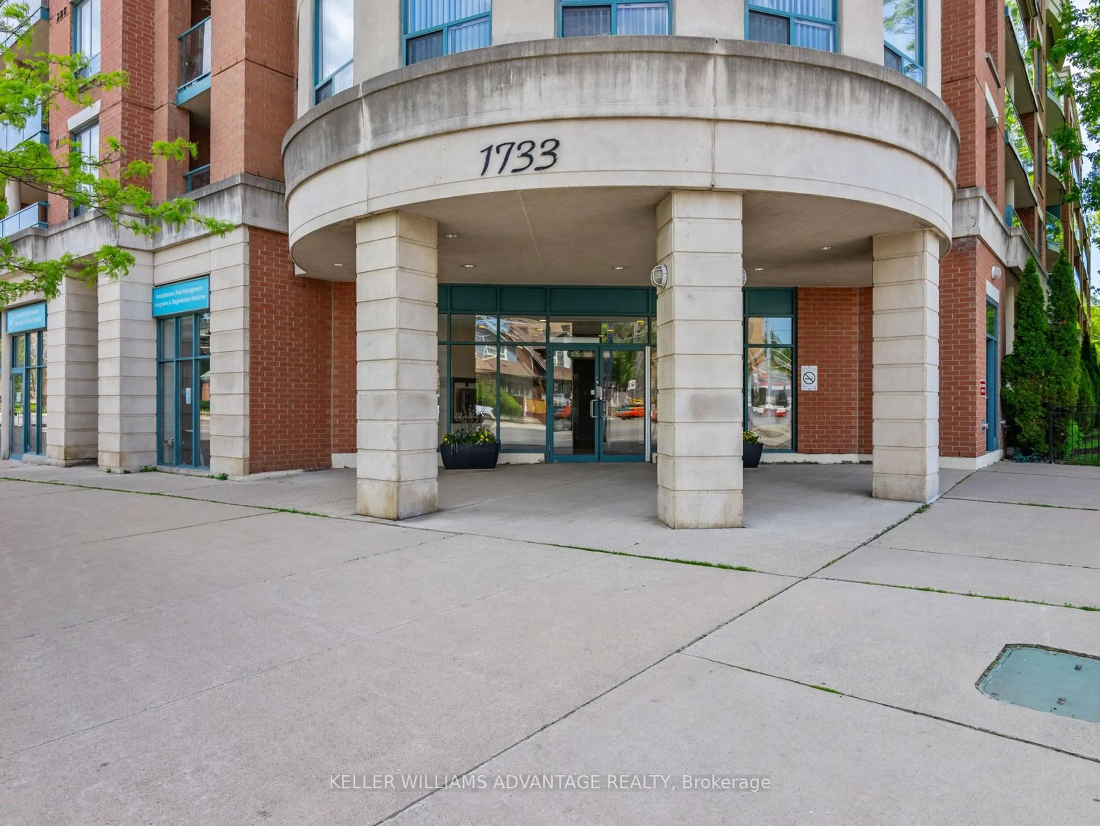Indoor foyer for 1733 Queen St #424, Toronto Ontario M4L 6S9