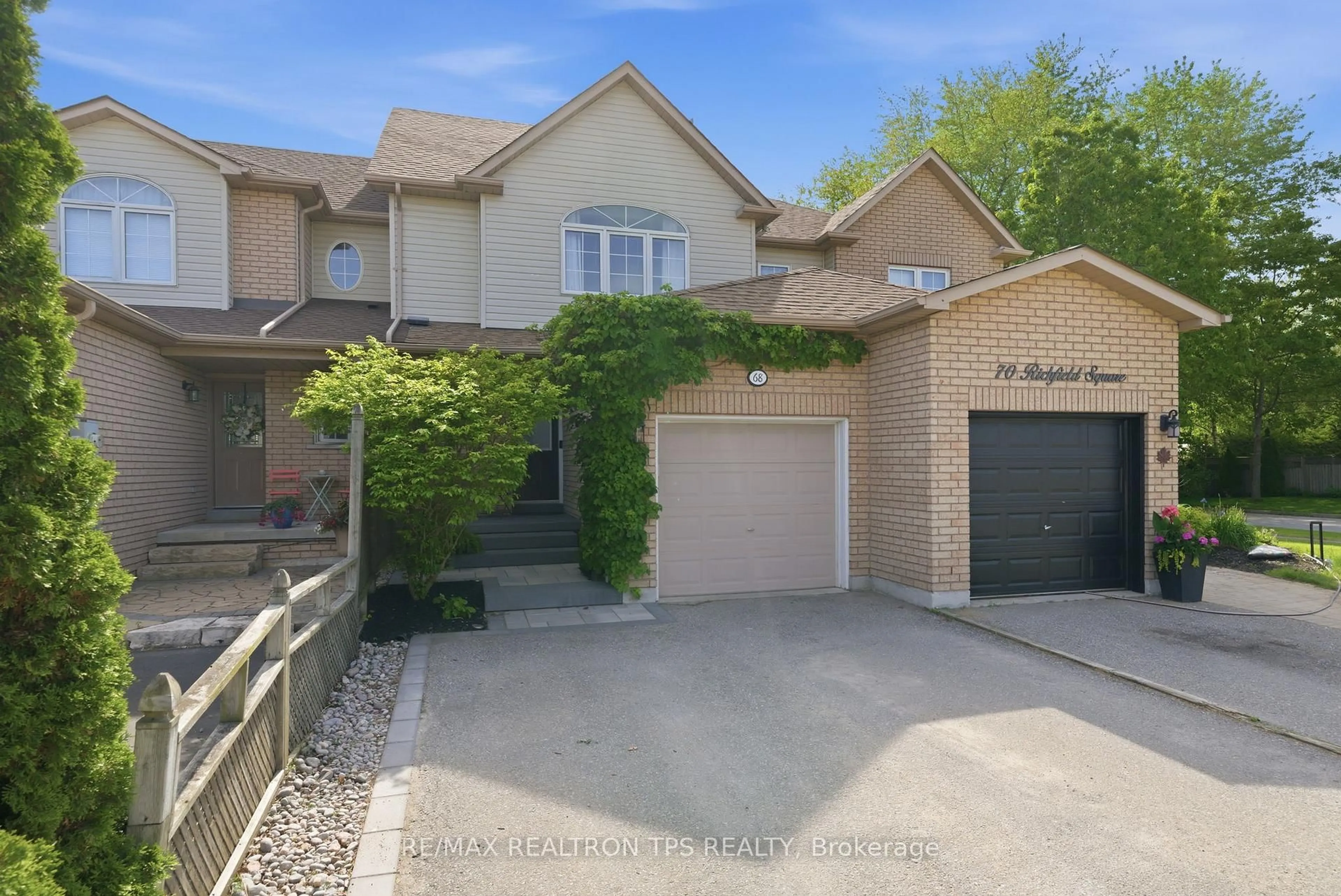 A pic from outside/outdoor area/front of a property/back of a property/a pic from drone, street for 68 Richfield Sq, Clarington Ontario L1E 4G4