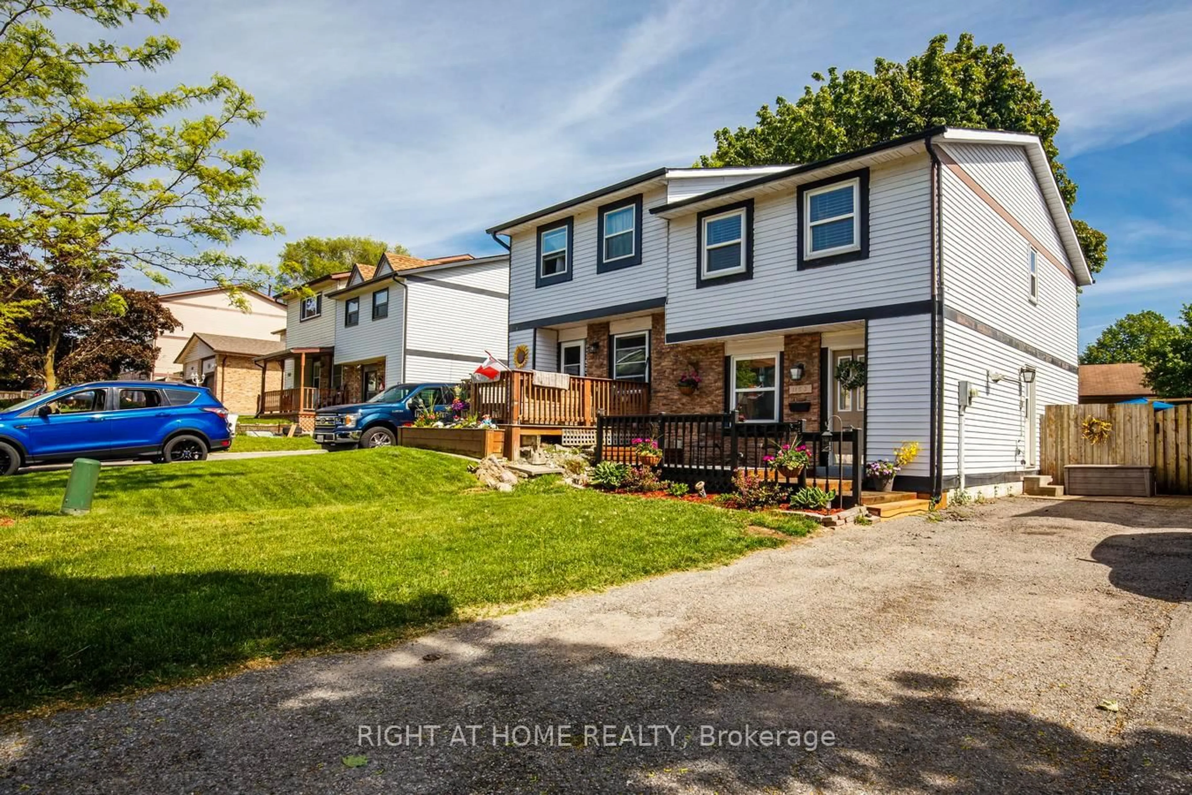 A pic from outside/outdoor area/front of a property/back of a property/a pic from drone, street for 1153 Southdale Ave, Oshawa Ontario L1H 7Y9