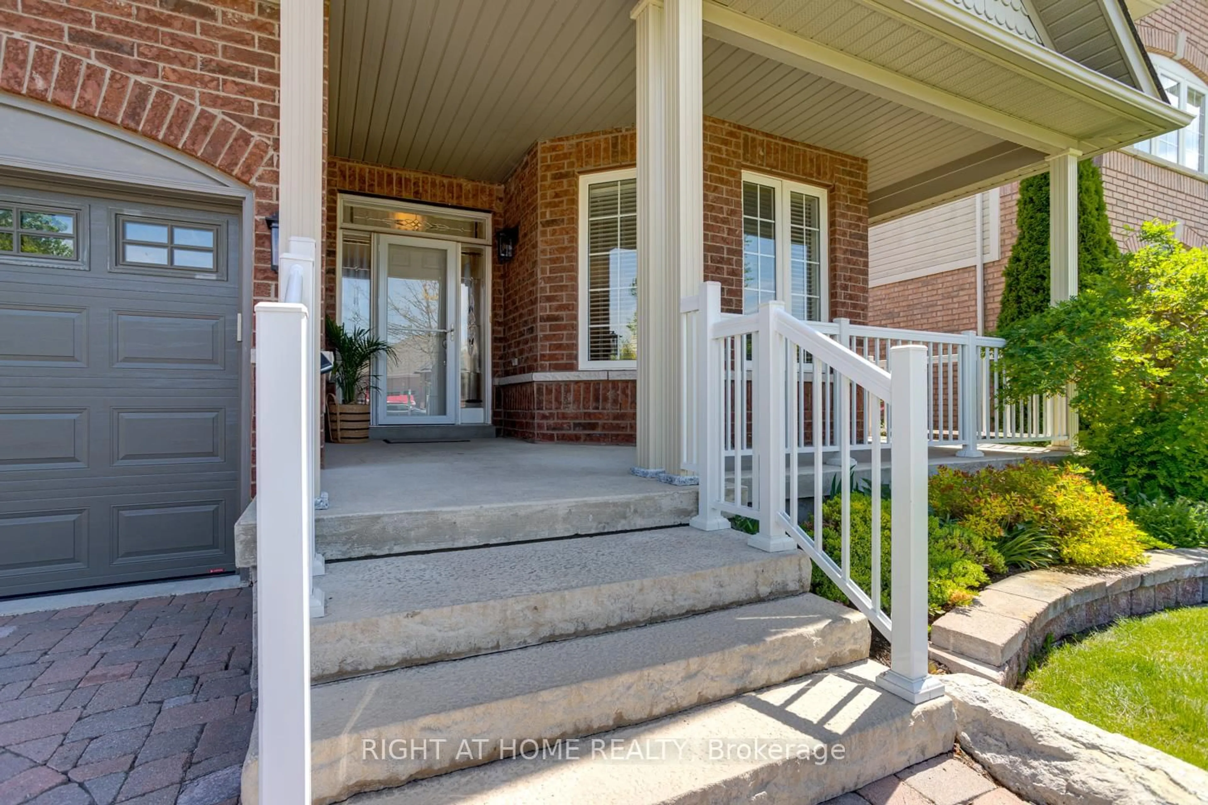 Indoor entryway for 191 Roseborough Dr, Scugog Ontario L9L 2E6