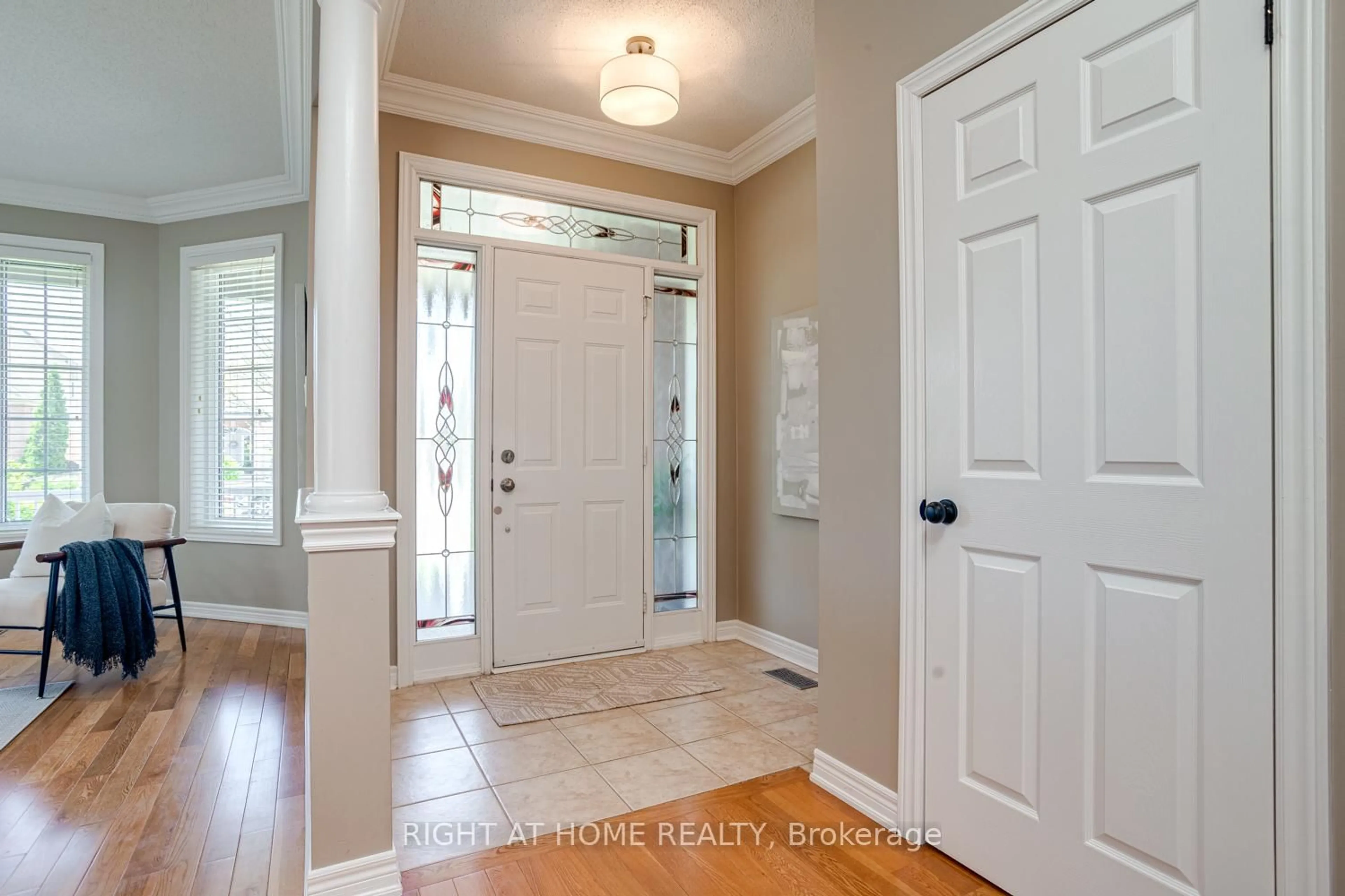 Indoor entryway for 191 Roseborough Dr, Scugog Ontario L9L 2E6