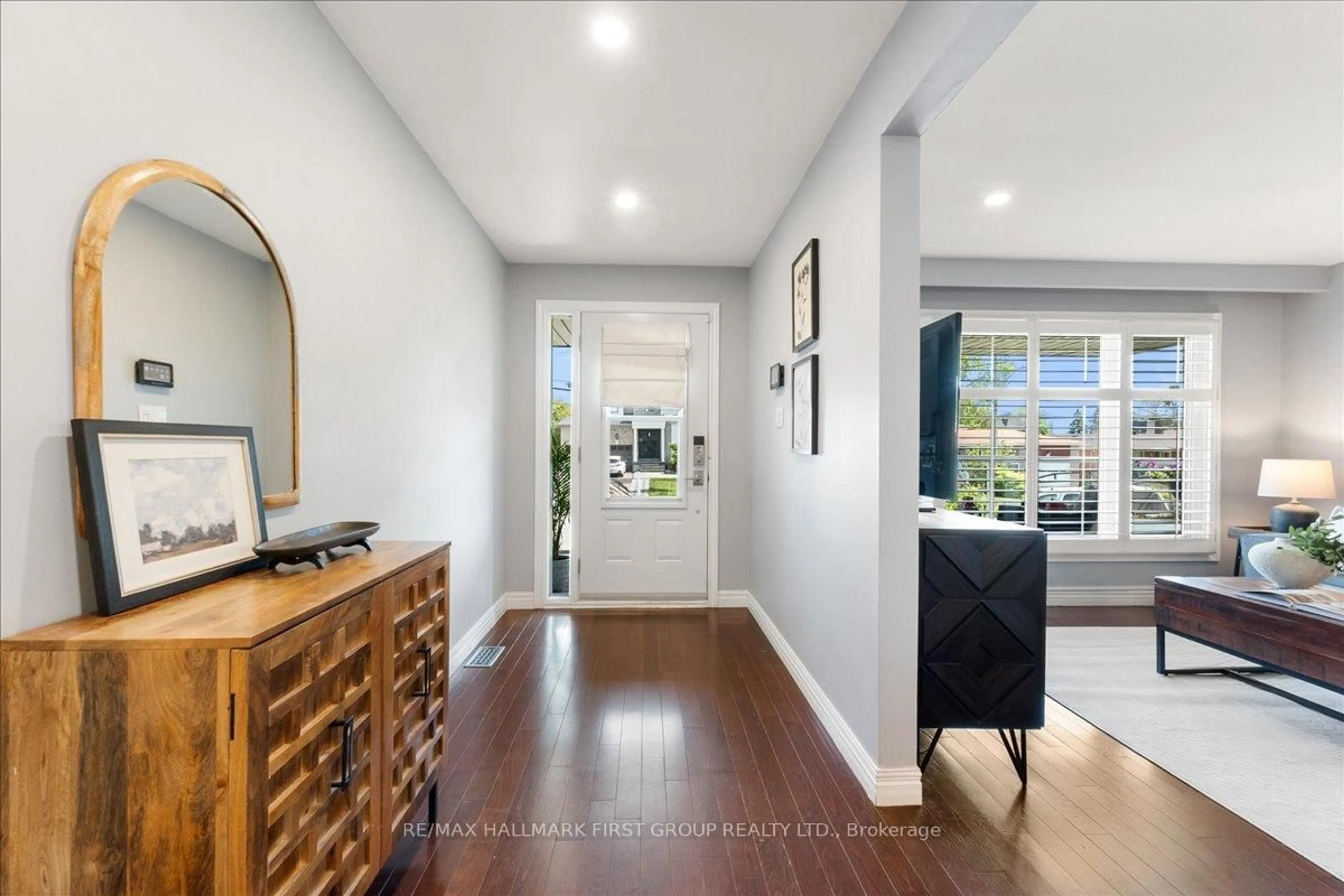 Indoor entryway for 1288 Old Orchard Ave, Pickering Ontario L1W 1G2