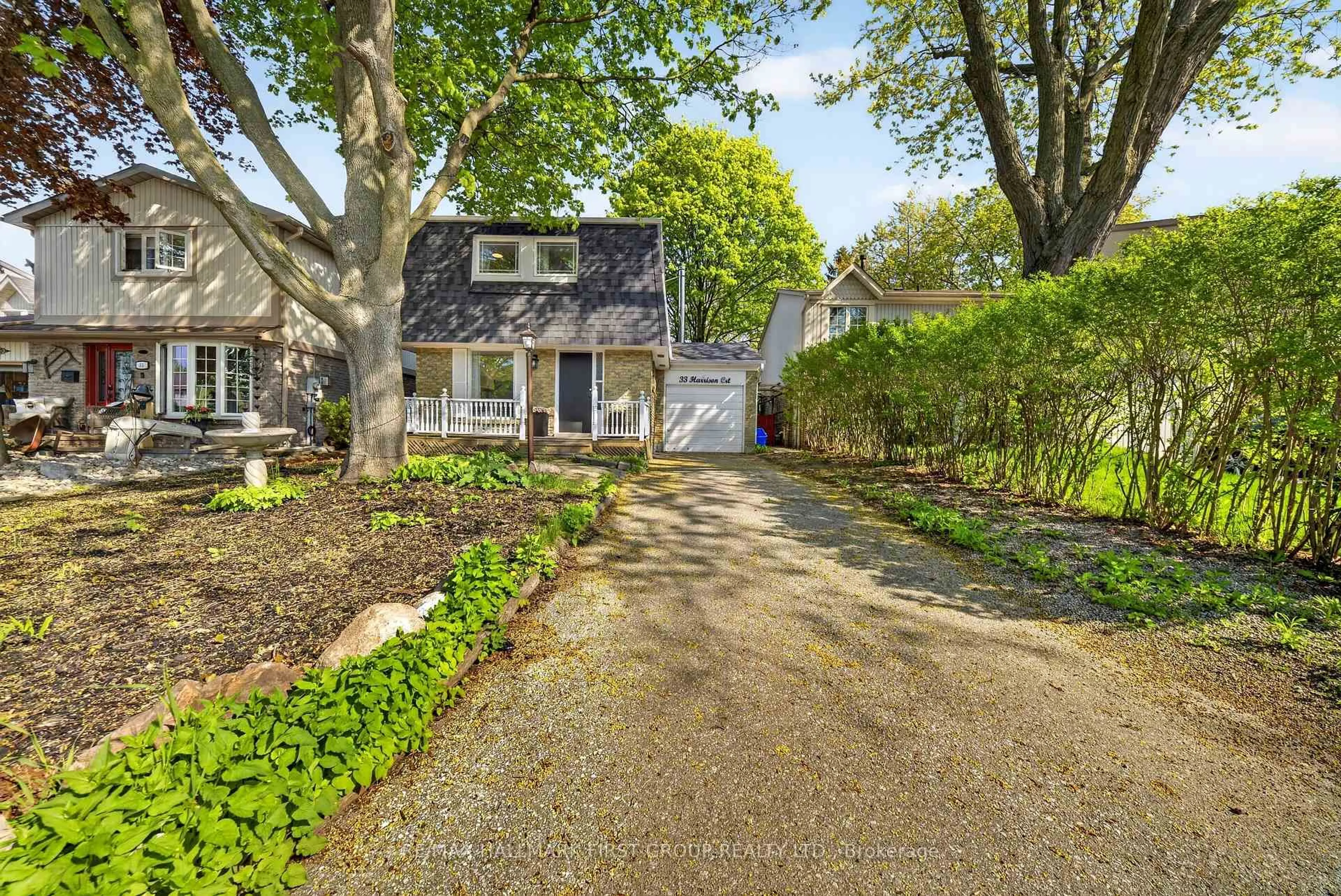 A pic from outside/outdoor area/front of a property/back of a property/a pic from drone, street for 33 Harrison Crt, Whitby Ontario L1N 6E2