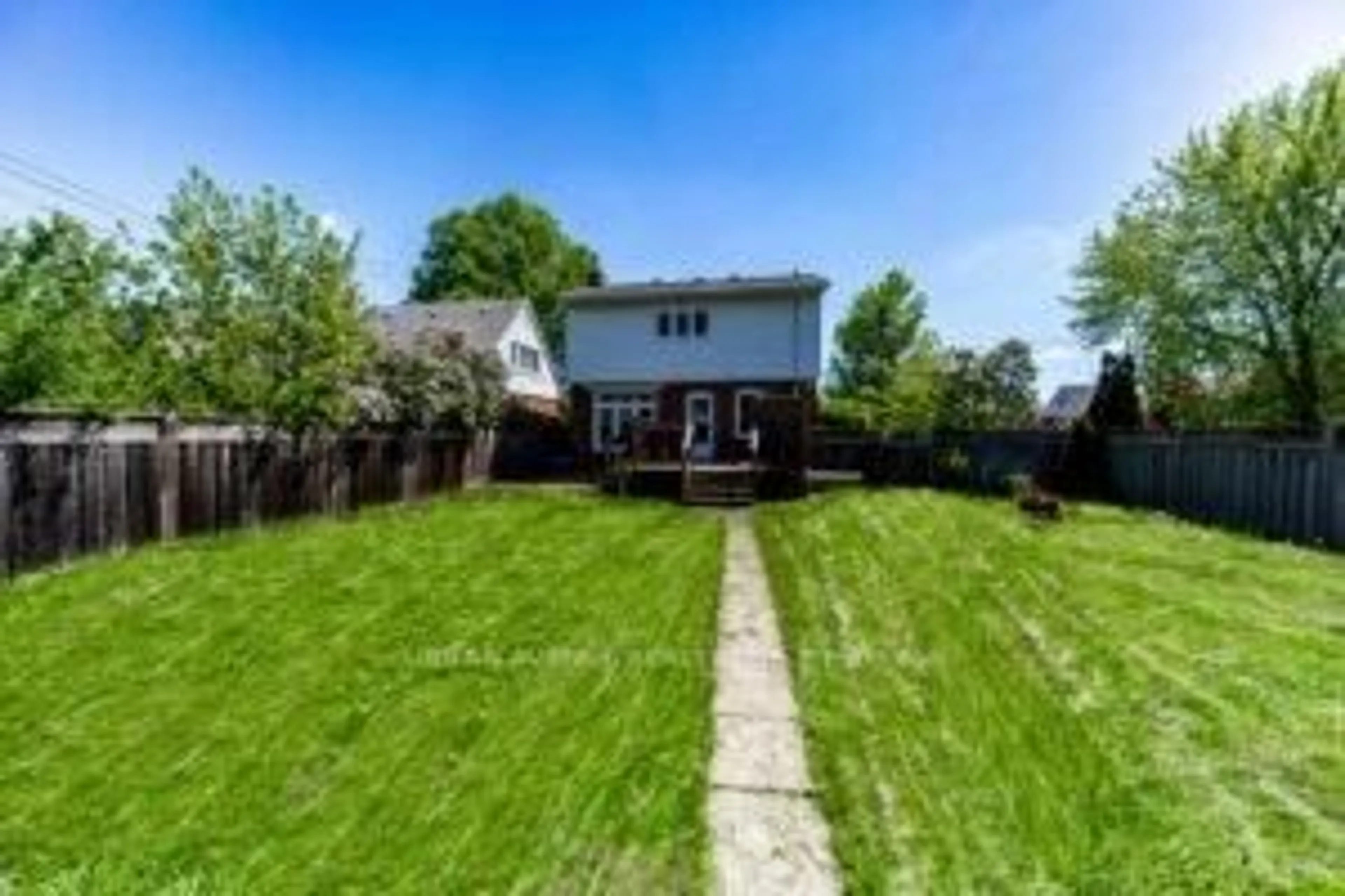 A pic from outside/outdoor area/front of a property/back of a property/a pic from drone, street for 136 Tower Dr, Toronto Ontario M1R 3P5
