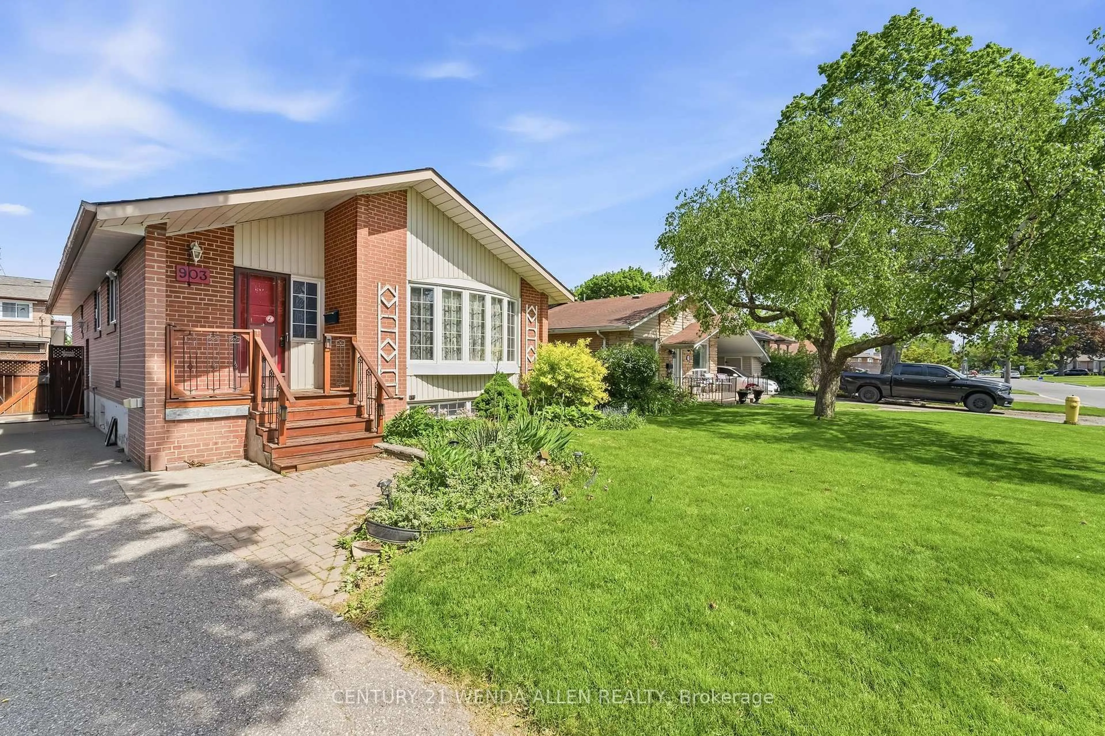 Home with brick exterior material, street for 903 Grenoble Blvd, Pickering Ontario L1W 1T9