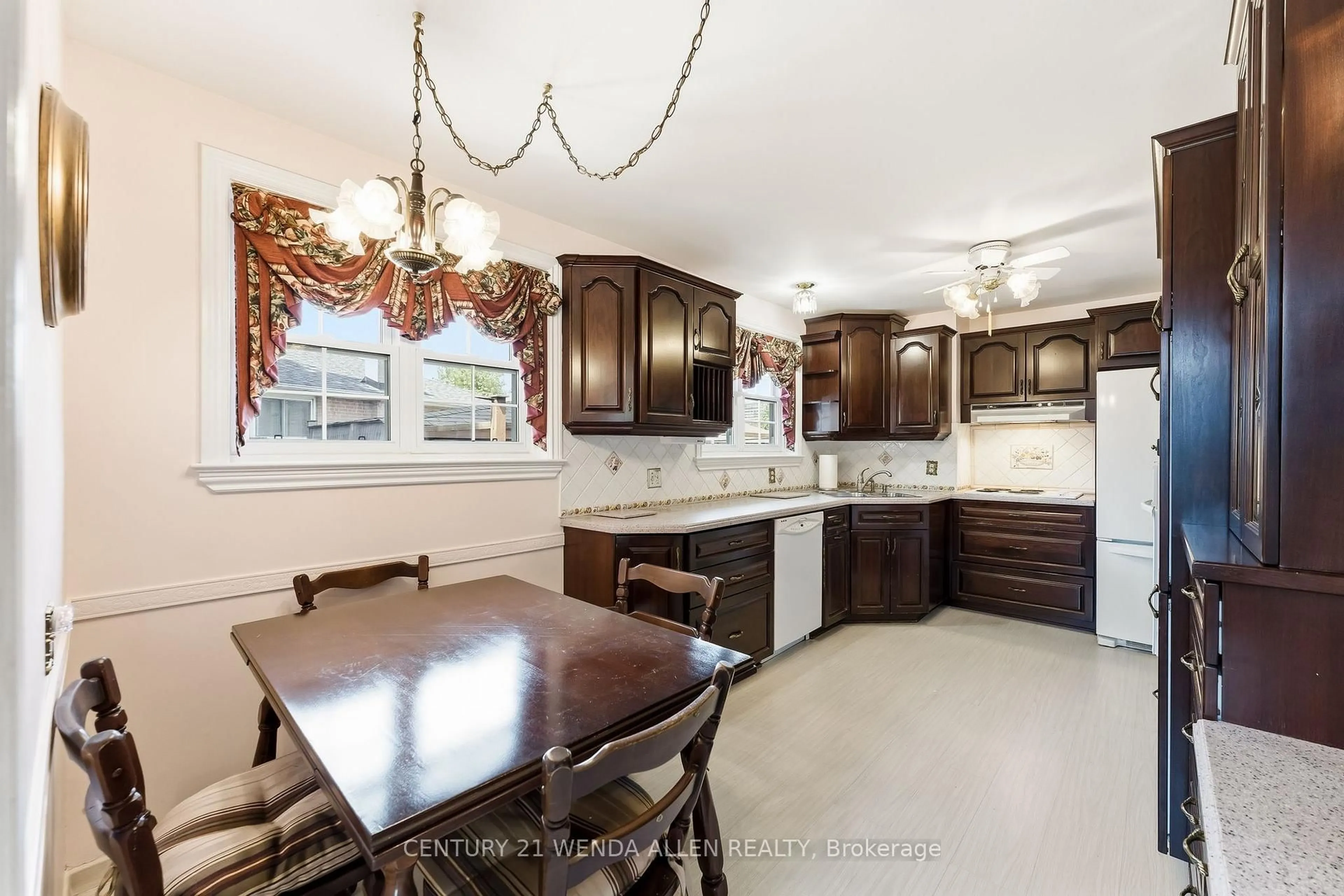 Open concept kitchen, ceramic/tile floor for 903 Grenoble Blvd, Pickering Ontario L1W 1T9