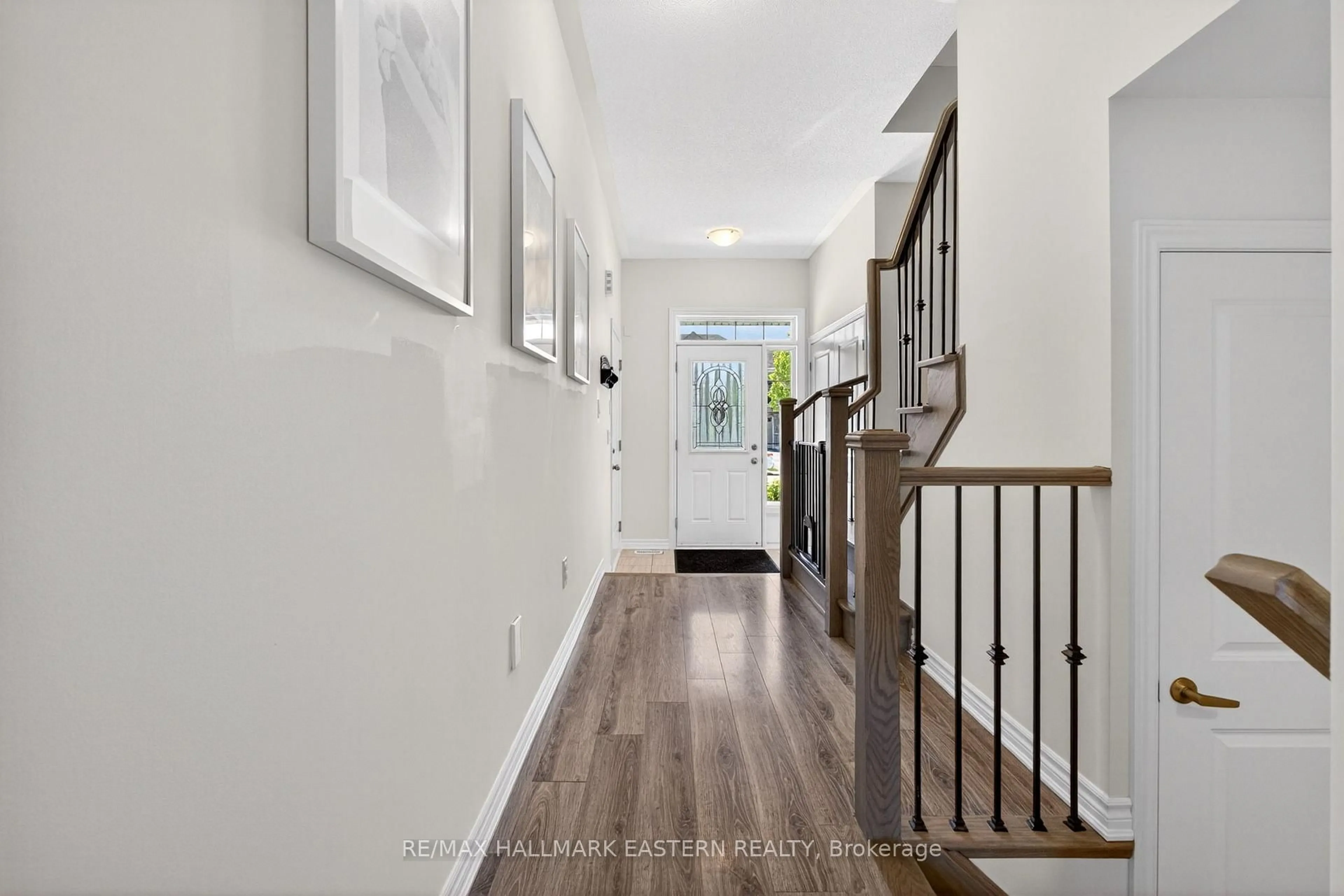 Indoor entryway for 31 Elmhurst St, Scugog Ontario L9L 0C6