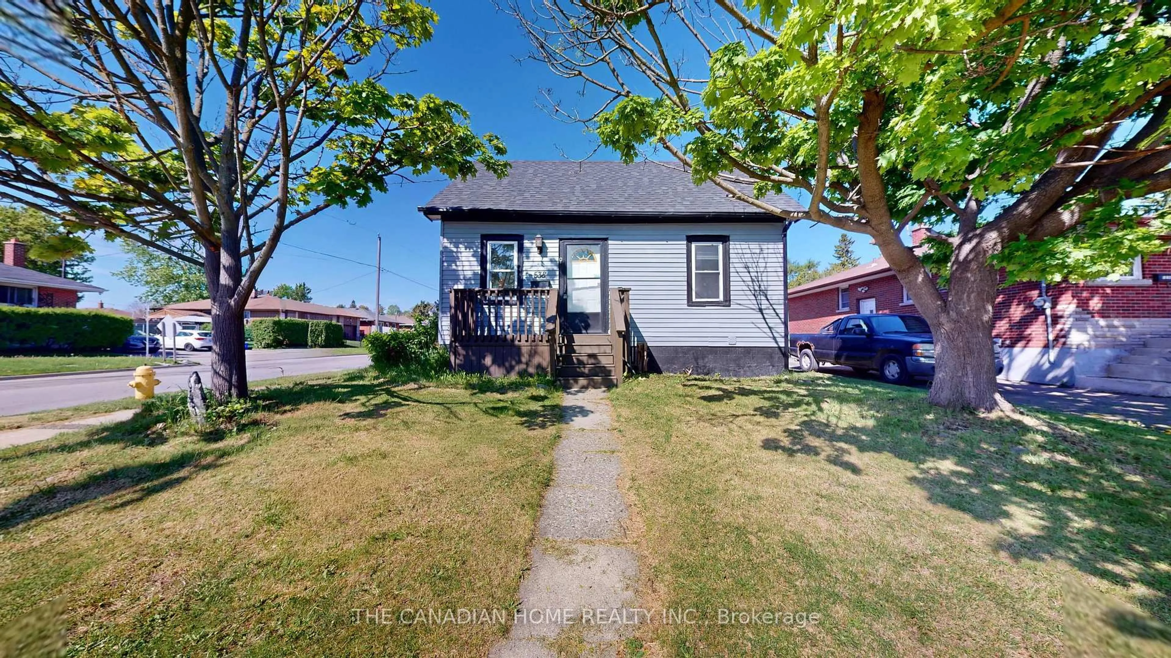 A pic from outside/outdoor area/front of a property/back of a property/a pic from drone, street for 538 Wilson Rd, Oshawa Ontario L1H 6E2