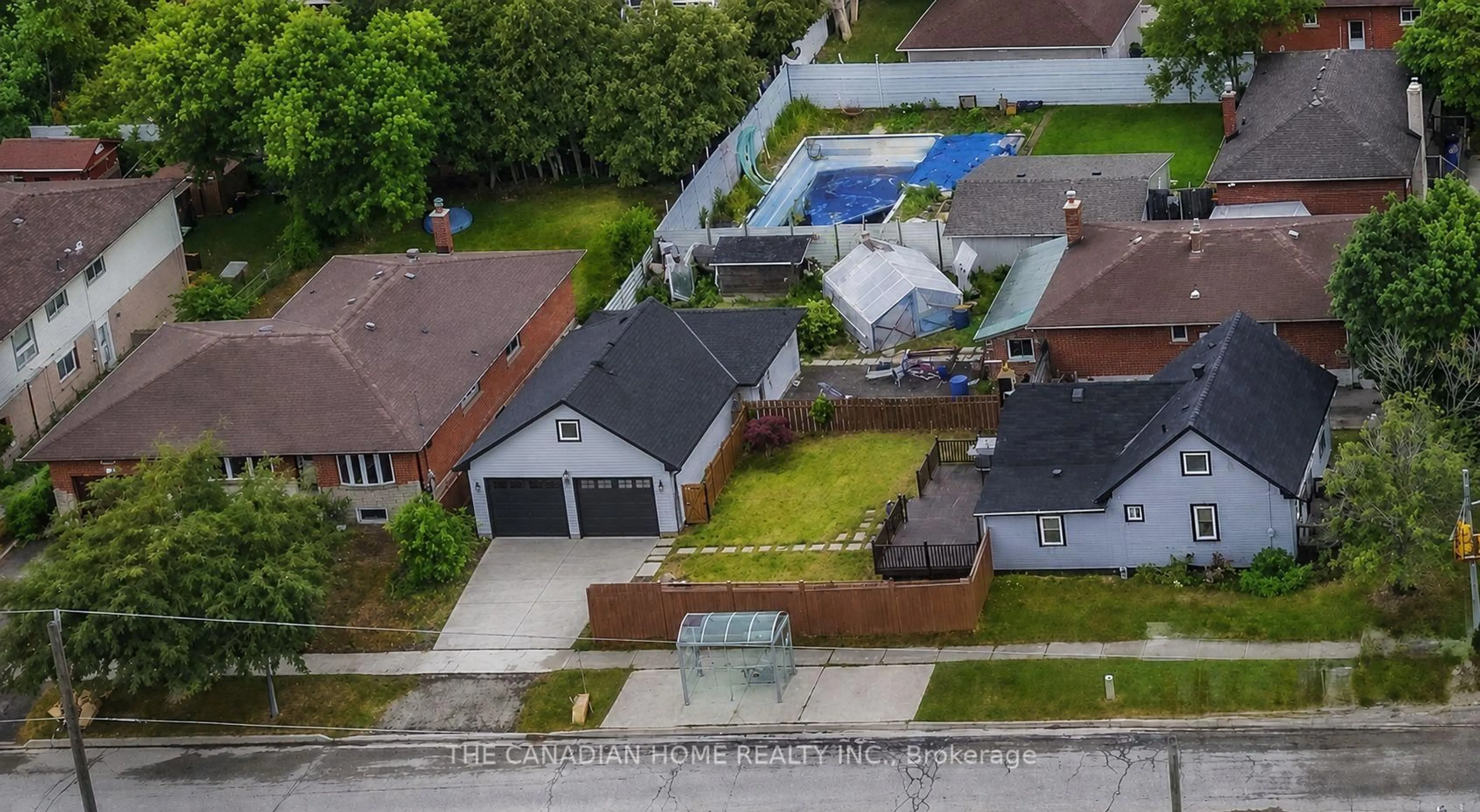 A pic from outside/outdoor area/front of a property/back of a property/a pic from drone, street for 538 Wilson Rd, Oshawa Ontario L1H 6E2