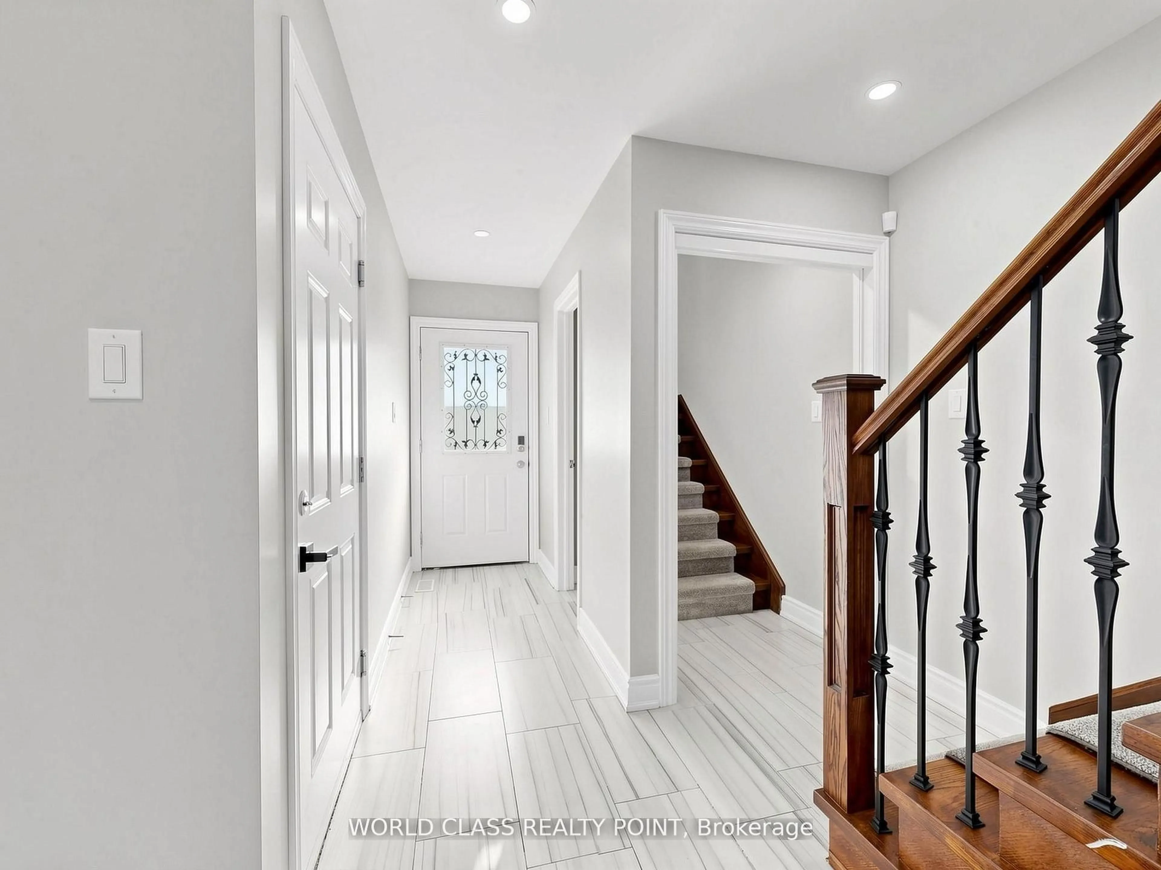 Indoor entryway for 1638 Norwill Cres, Oshawa Ontario L1G 7V2