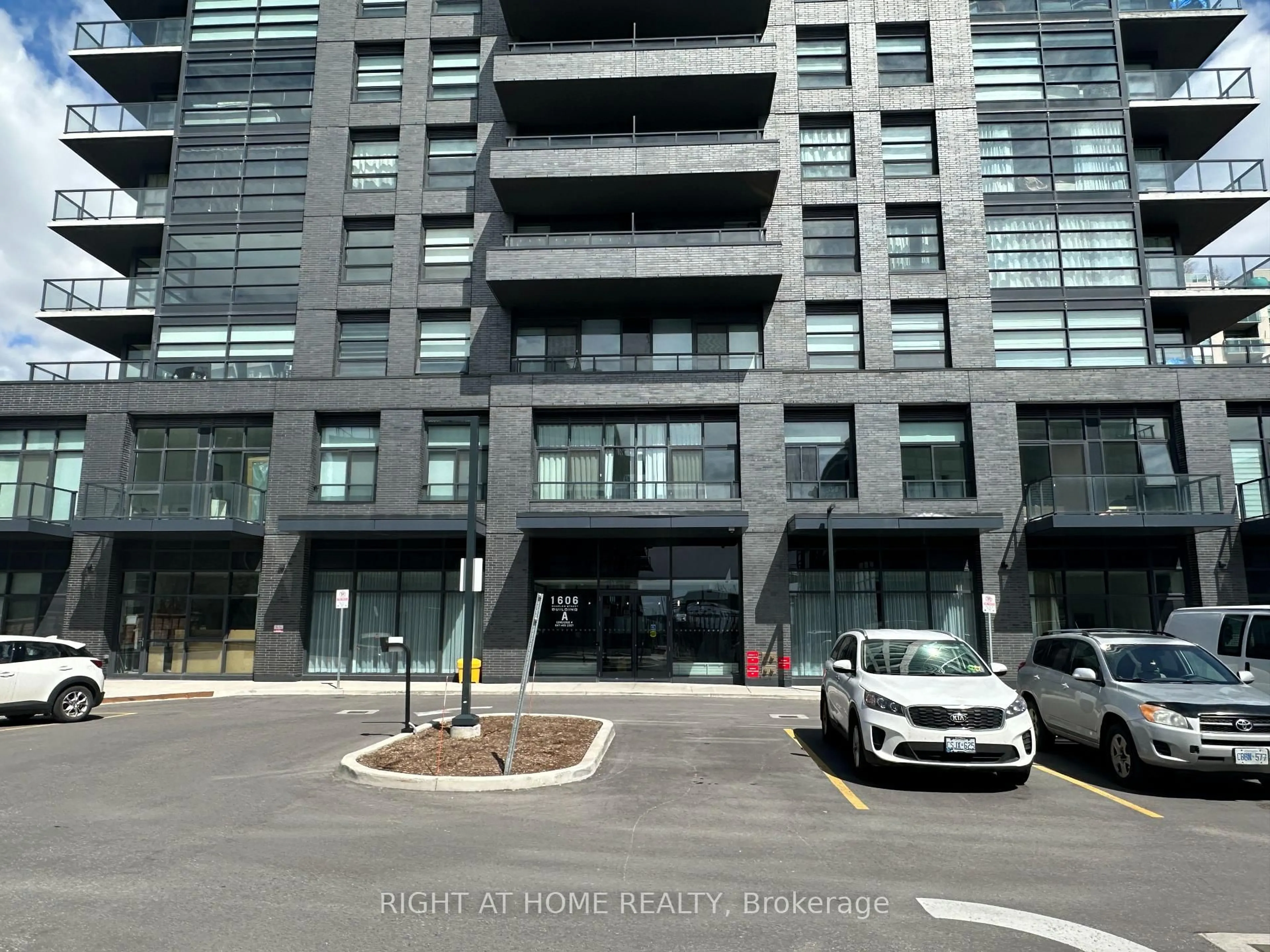 Indoor foyer for 1606 Charles St #1308, Whitby Ontario L1N 0P1