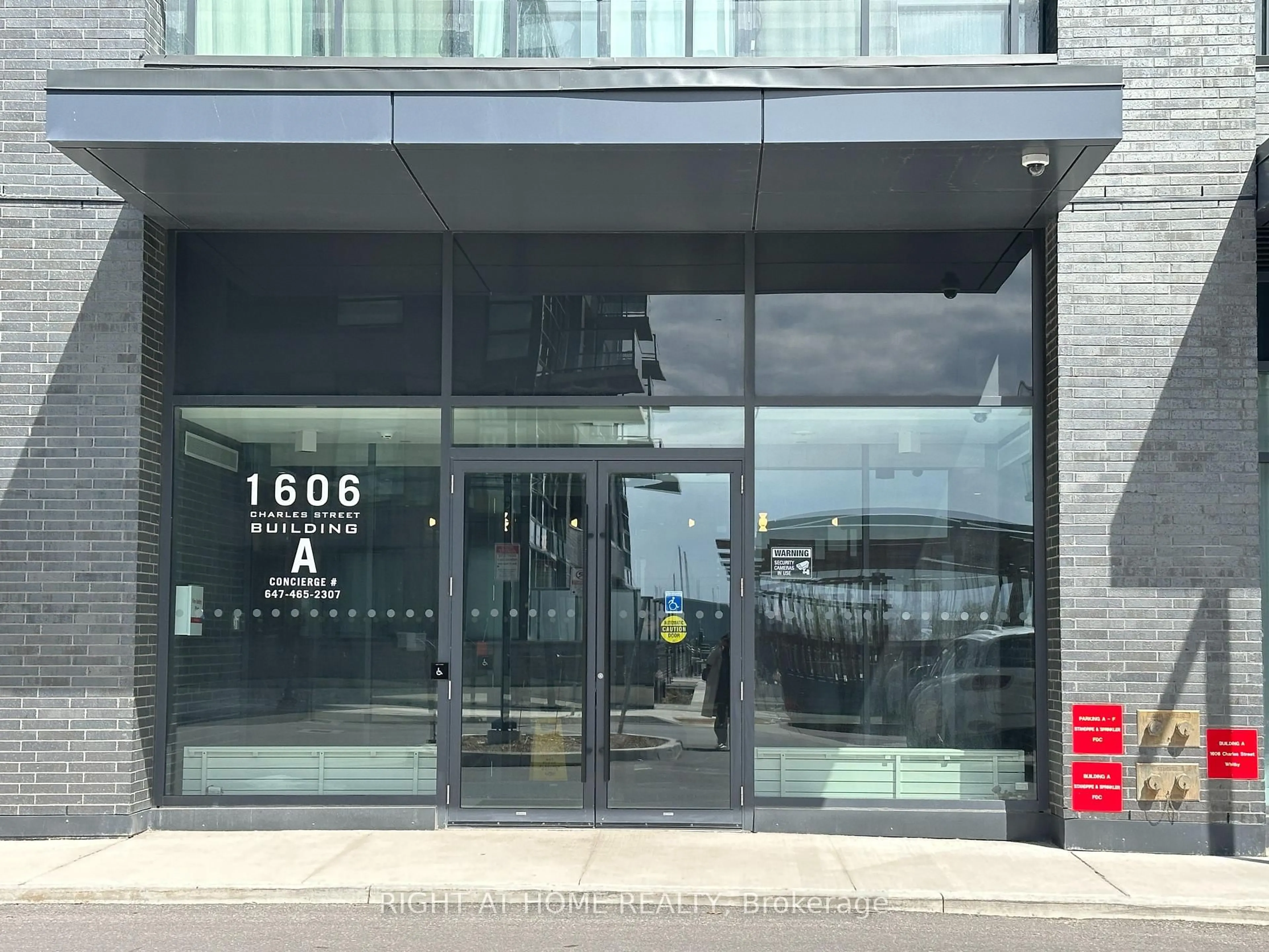 Indoor foyer for 1606 Charles St #1308, Whitby Ontario L1N 0P1