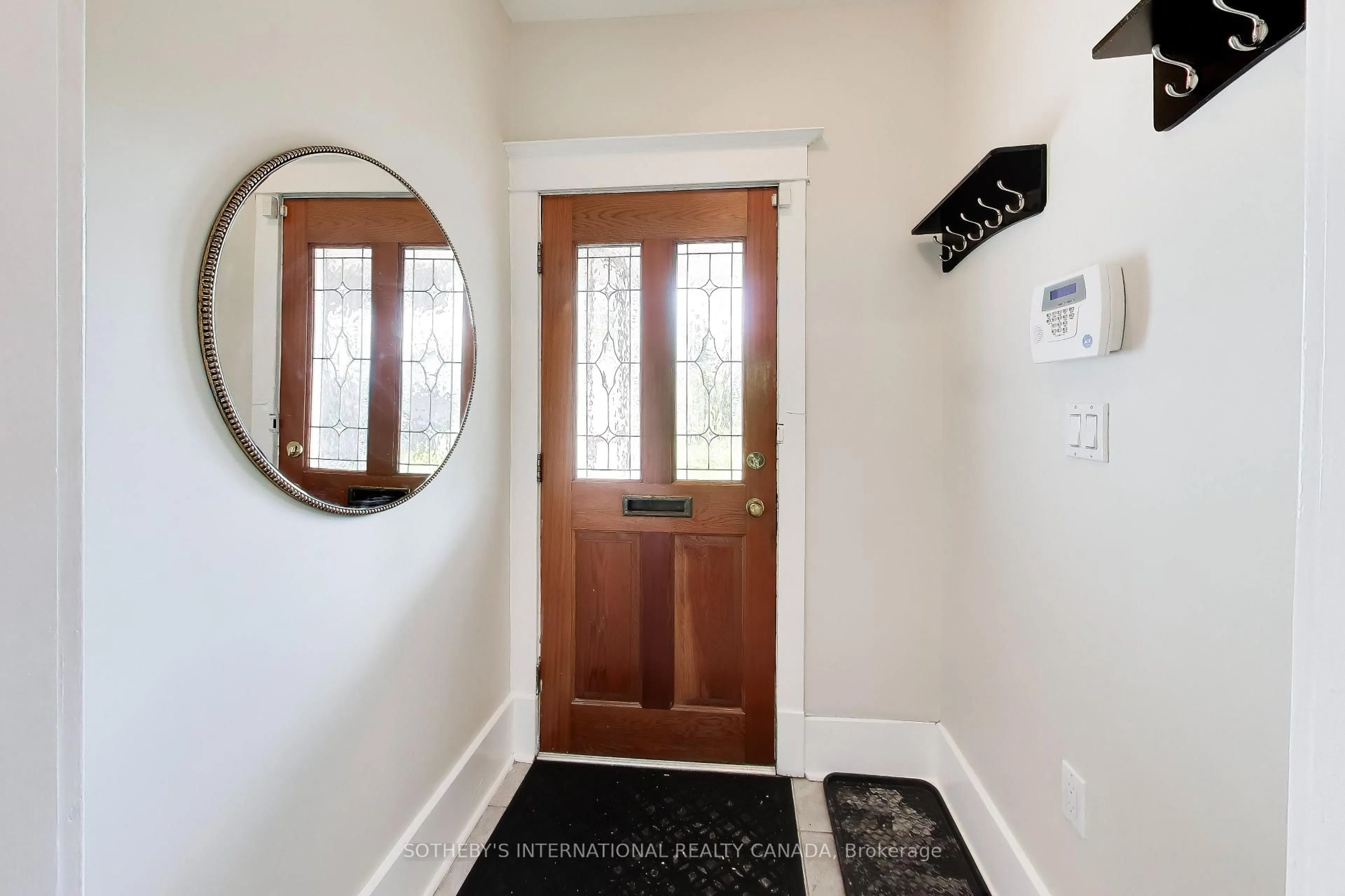 Indoor entryway for 159 Glenmount Park Rd, Toronto Ontario M4E 2N3