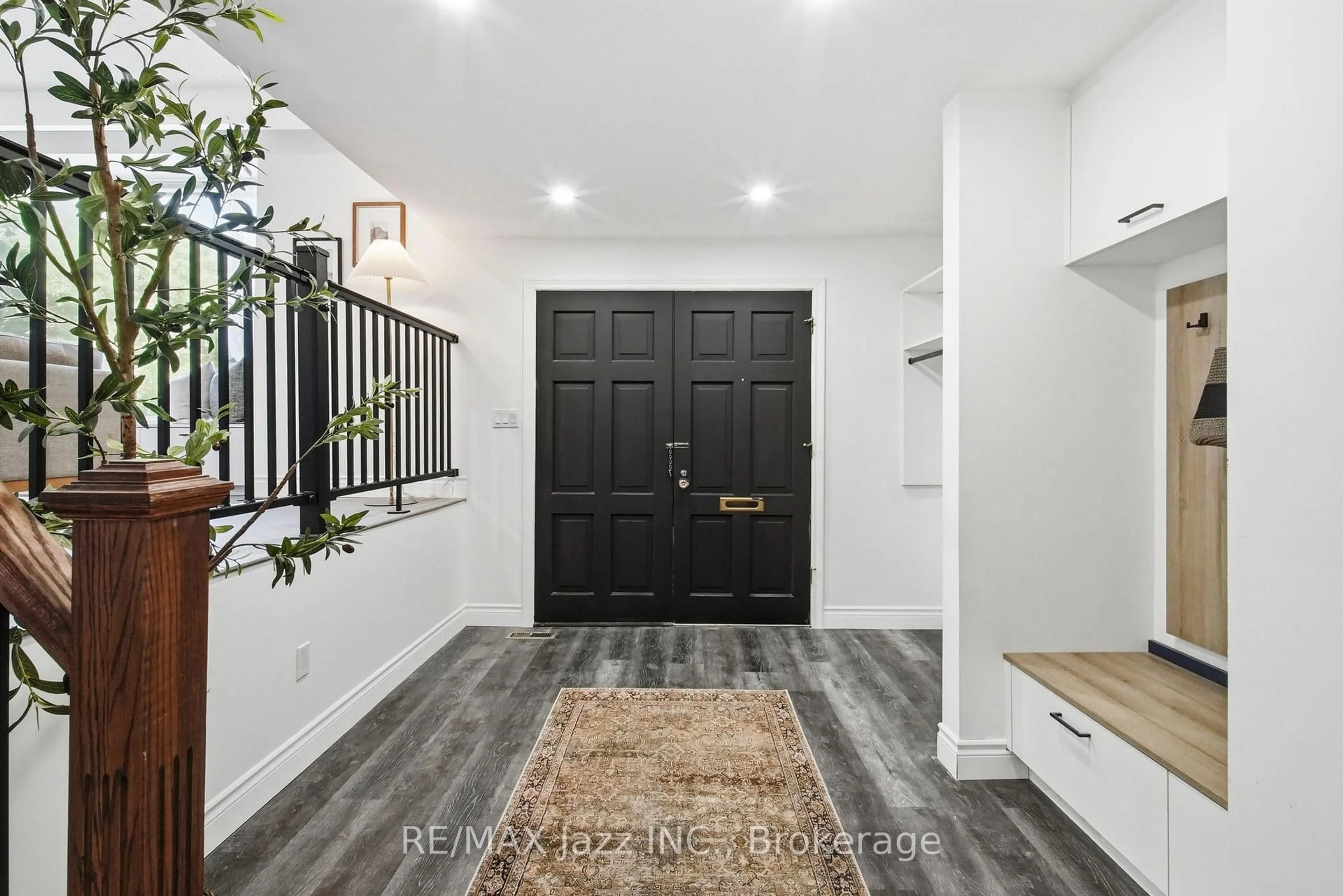 Indoor entryway for 50 Oakdale Dr, Oshawa Ontario L1H 6X1