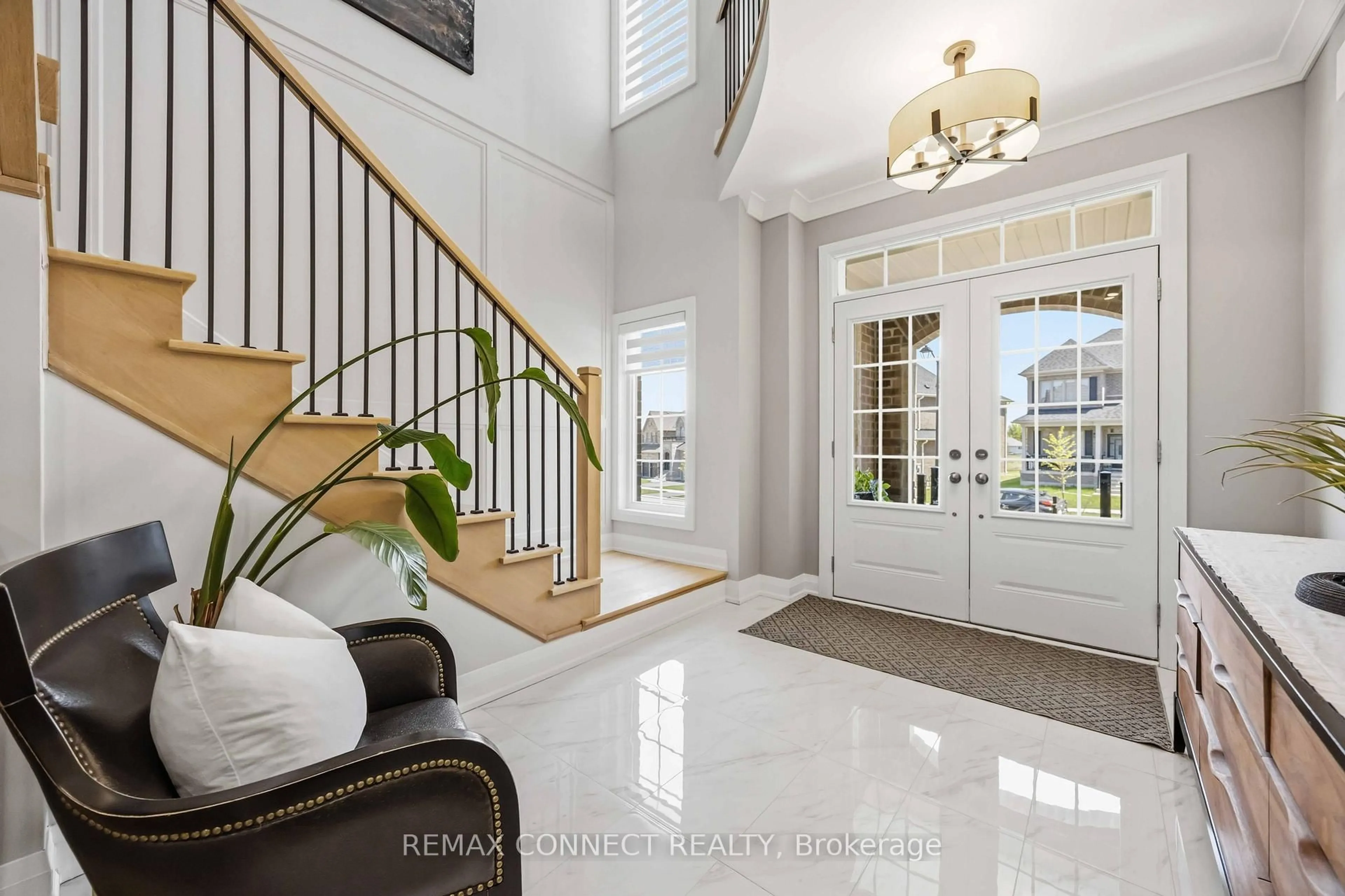 Indoor entryway for 56 Robin Tr, Scugog Ontario L9L 0C9