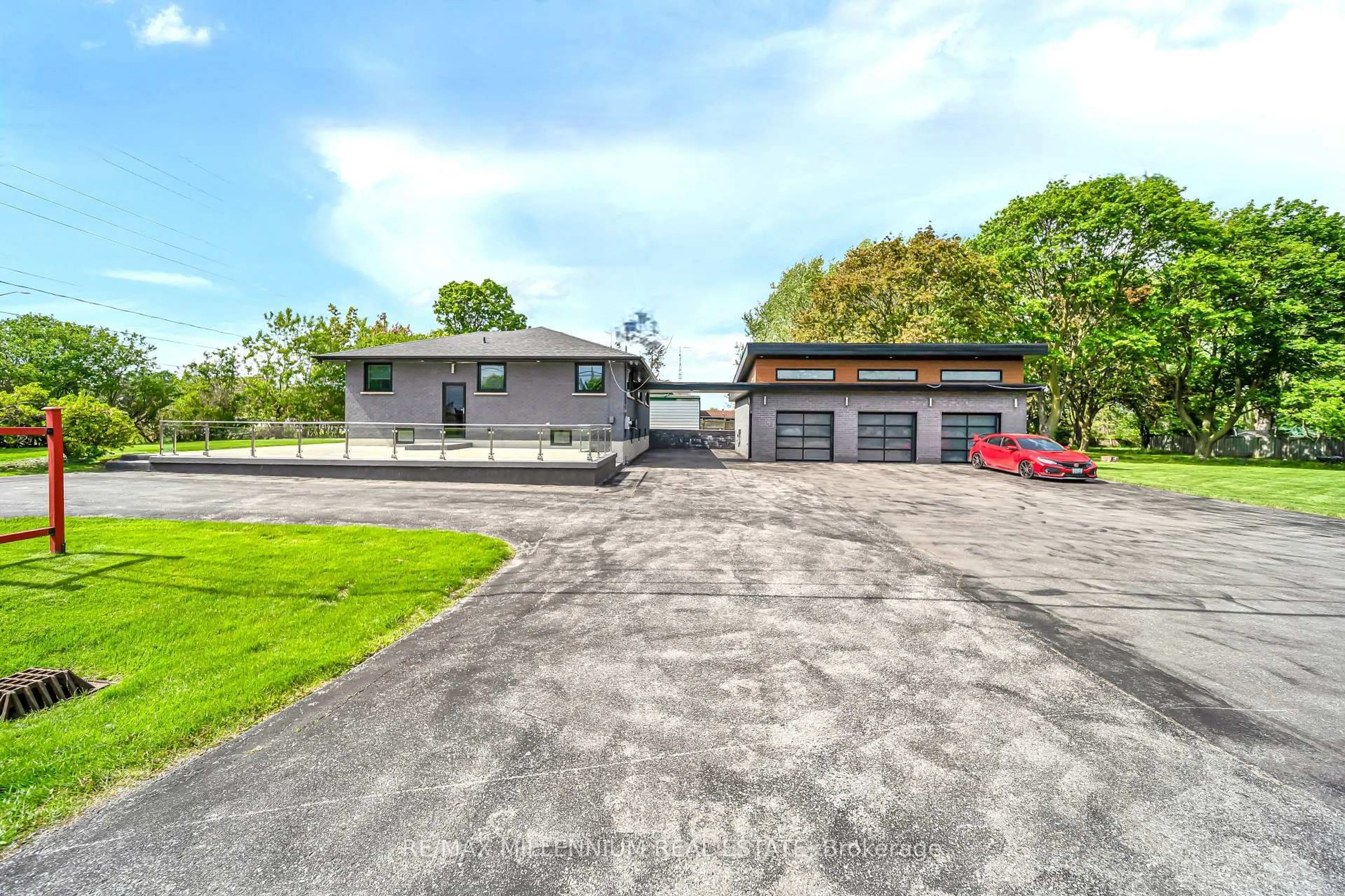 A pic from outside/outdoor area/front of a property/back of a property/a pic from drone, street for 31 OLD LAKE RIDGE Rd, Whitby Ontario L1P 1K1
