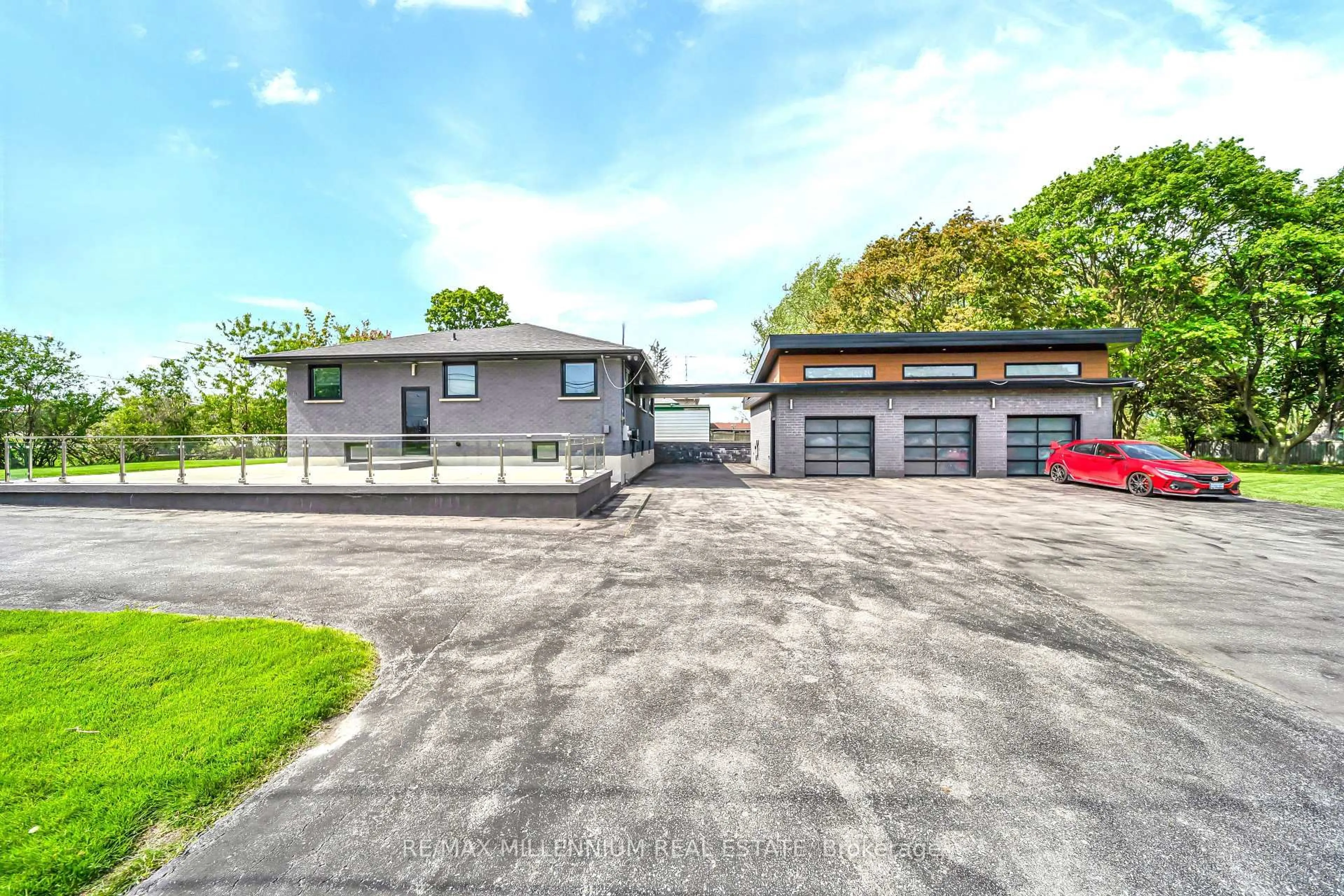 A pic from outside/outdoor area/front of a property/back of a property/a pic from drone, street for 31 OLD LAKE RIDGE Rd, Whitby Ontario L1P 1K1