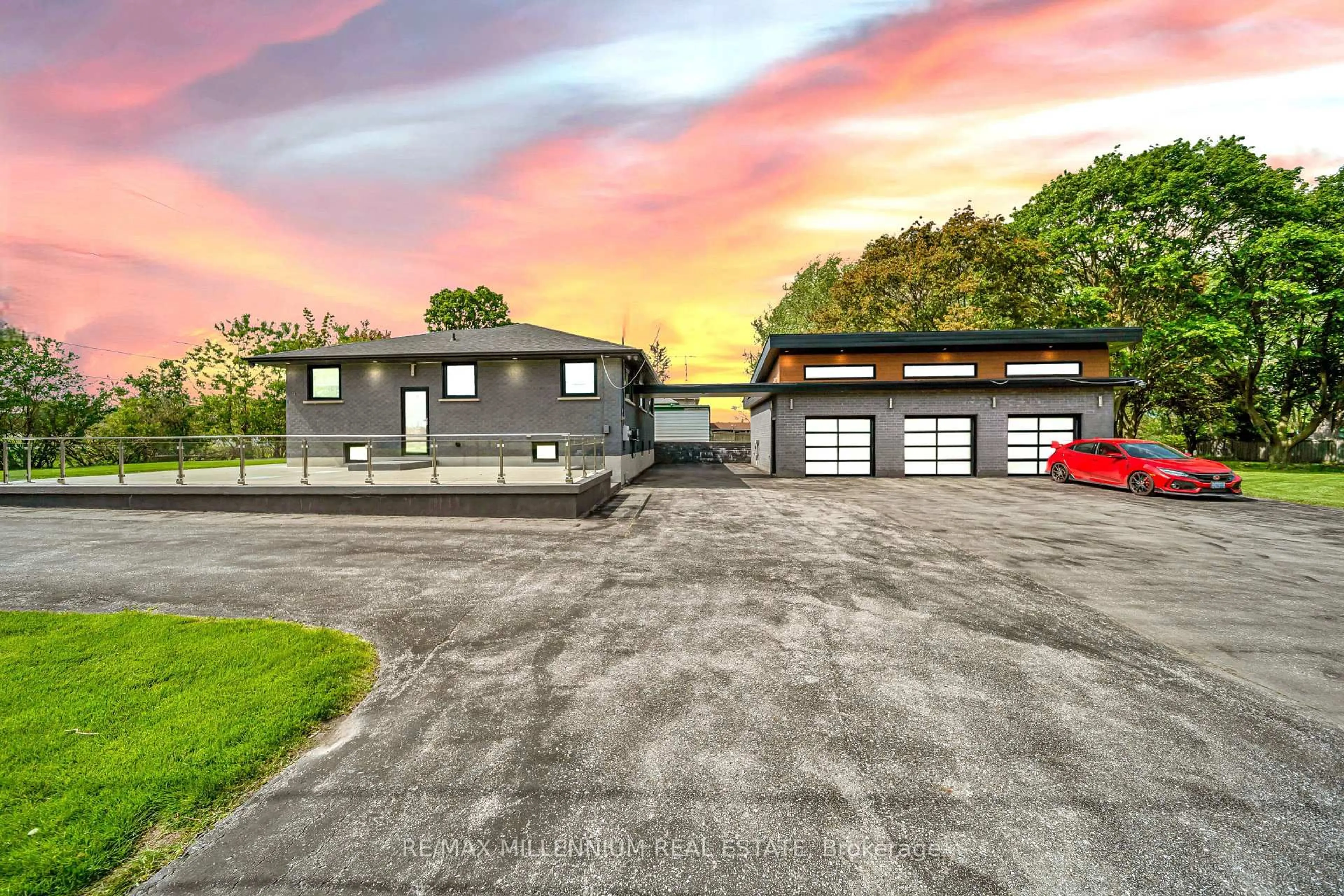 A pic from outside/outdoor area/front of a property/back of a property/a pic from drone, street for 31 OLD LAKE RIDGE Rd, Whitby Ontario L1P 1K1