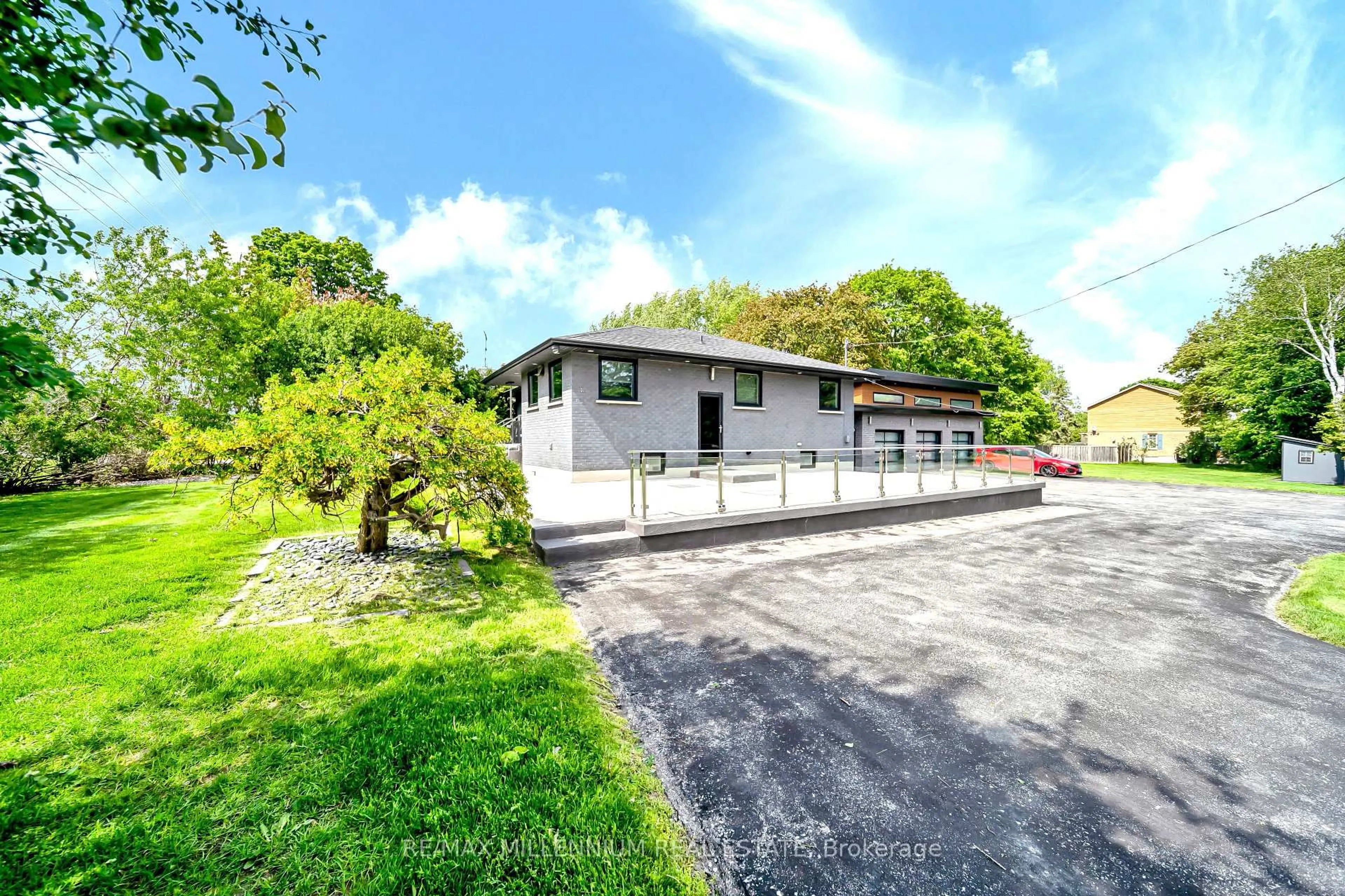 A pic from outside/outdoor area/front of a property/back of a property/a pic from drone, building for 31 OLD LAKE RIDGE Rd, Whitby Ontario L1P 1K1