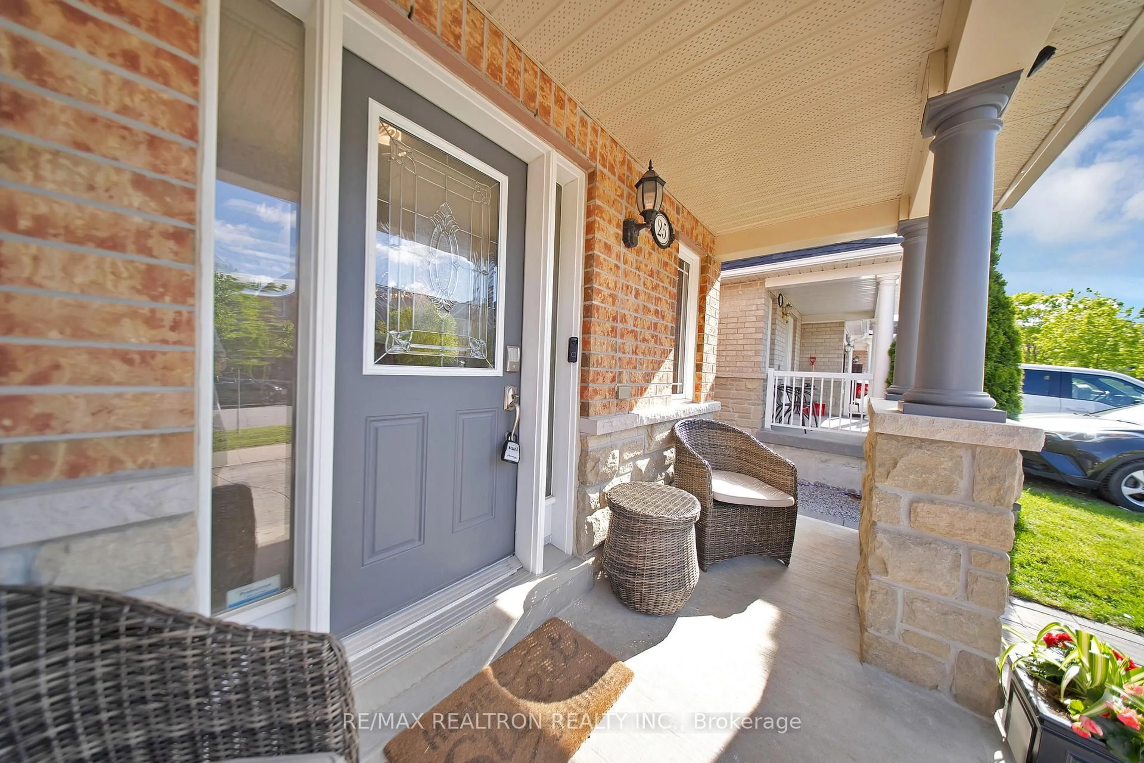Indoor entryway for 25 Barden Cres, Ajax Ontario L1Z 2A8