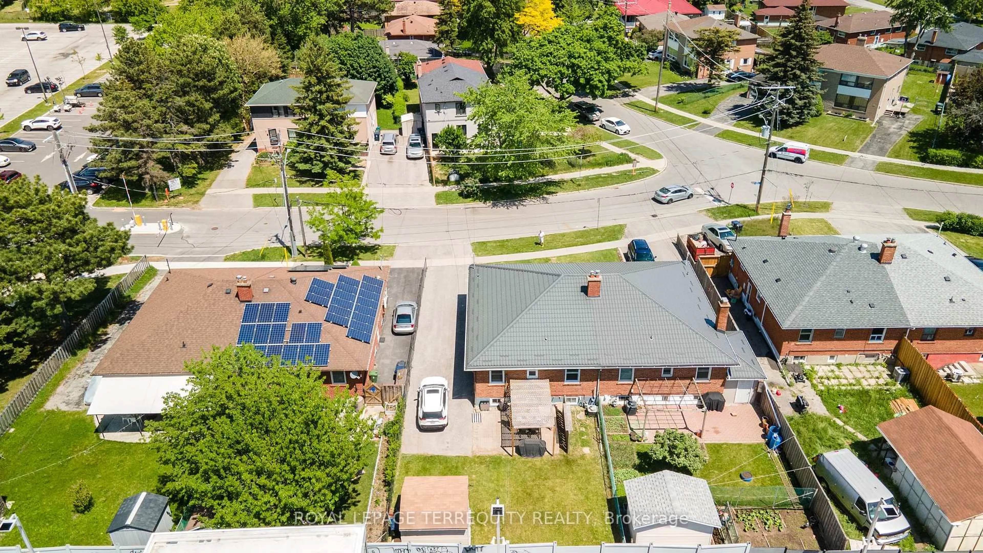 A pic from outside/outdoor area/front of a property/back of a property/a pic from drone, street for 4 Thrush Rd, Toronto Ontario M1K 3S2
