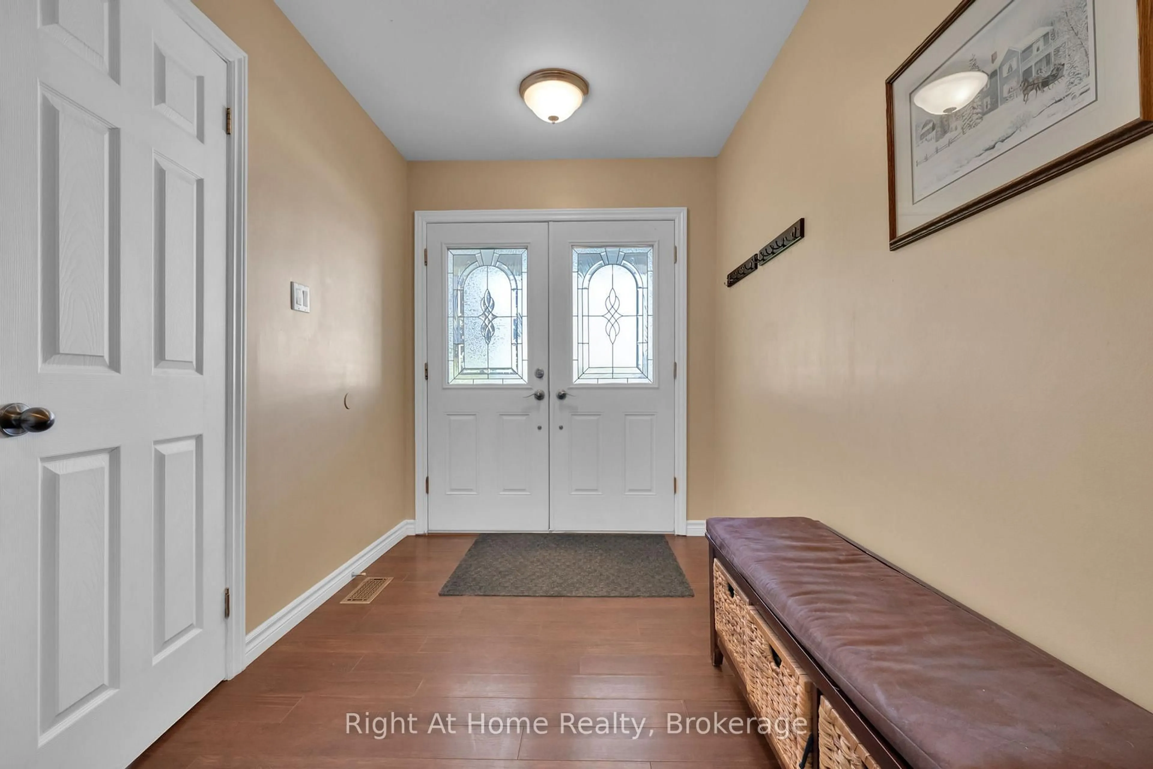 Indoor entryway for 5751 Main St, Clarington Ontario L0B 1M0