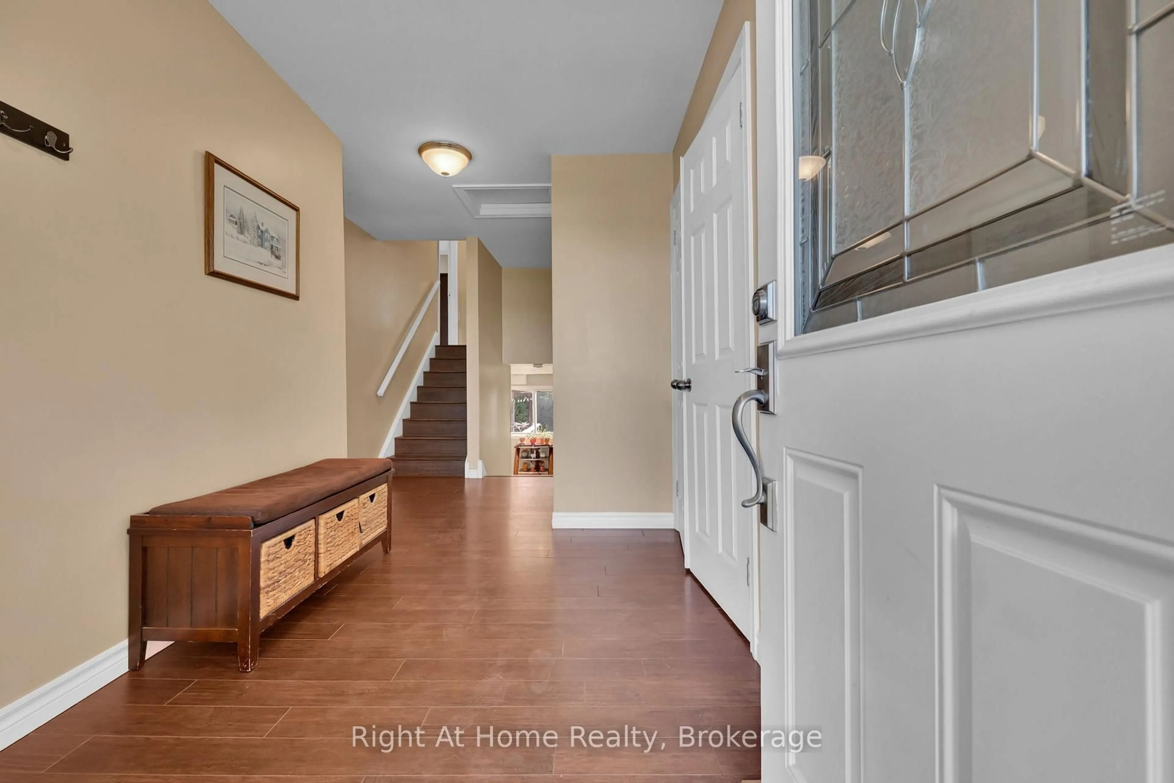 Indoor entryway for 5751 Main St, Clarington Ontario L0B 1M0