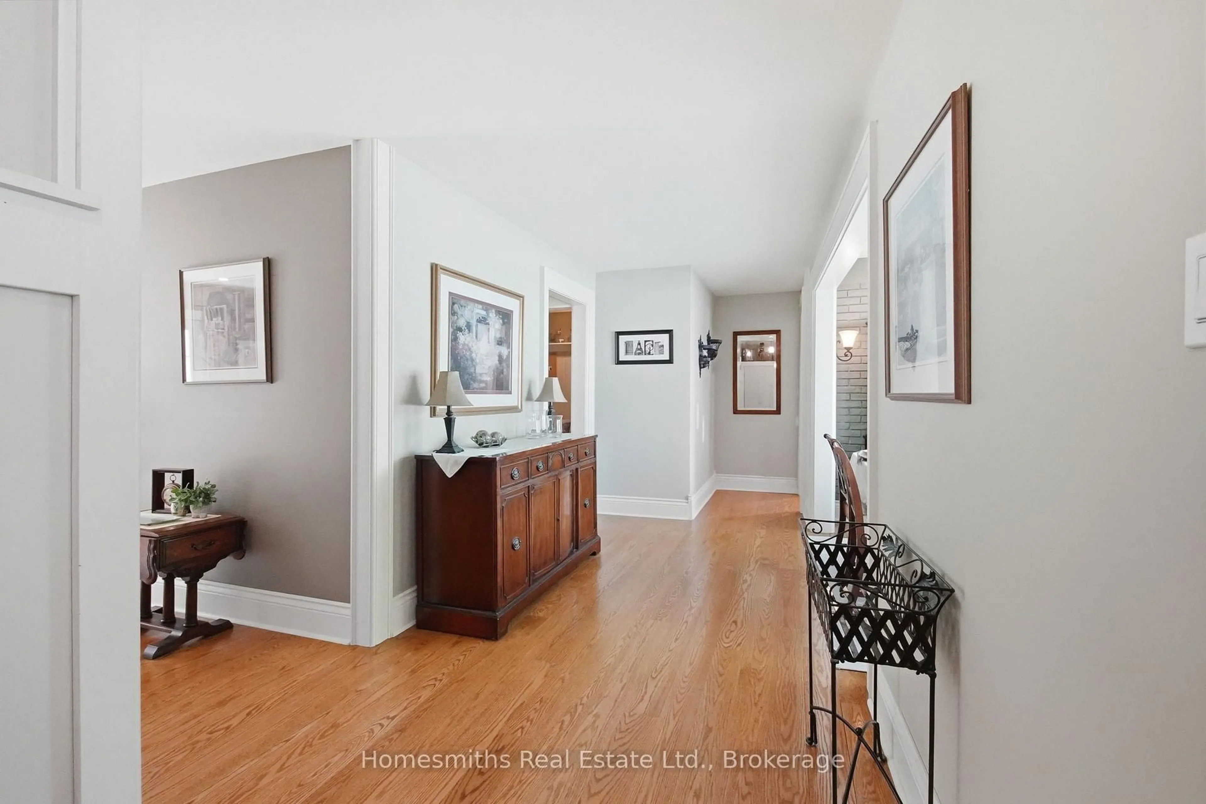 Indoor entryway for 77 George St, Clarington Ontario L1B 1H9