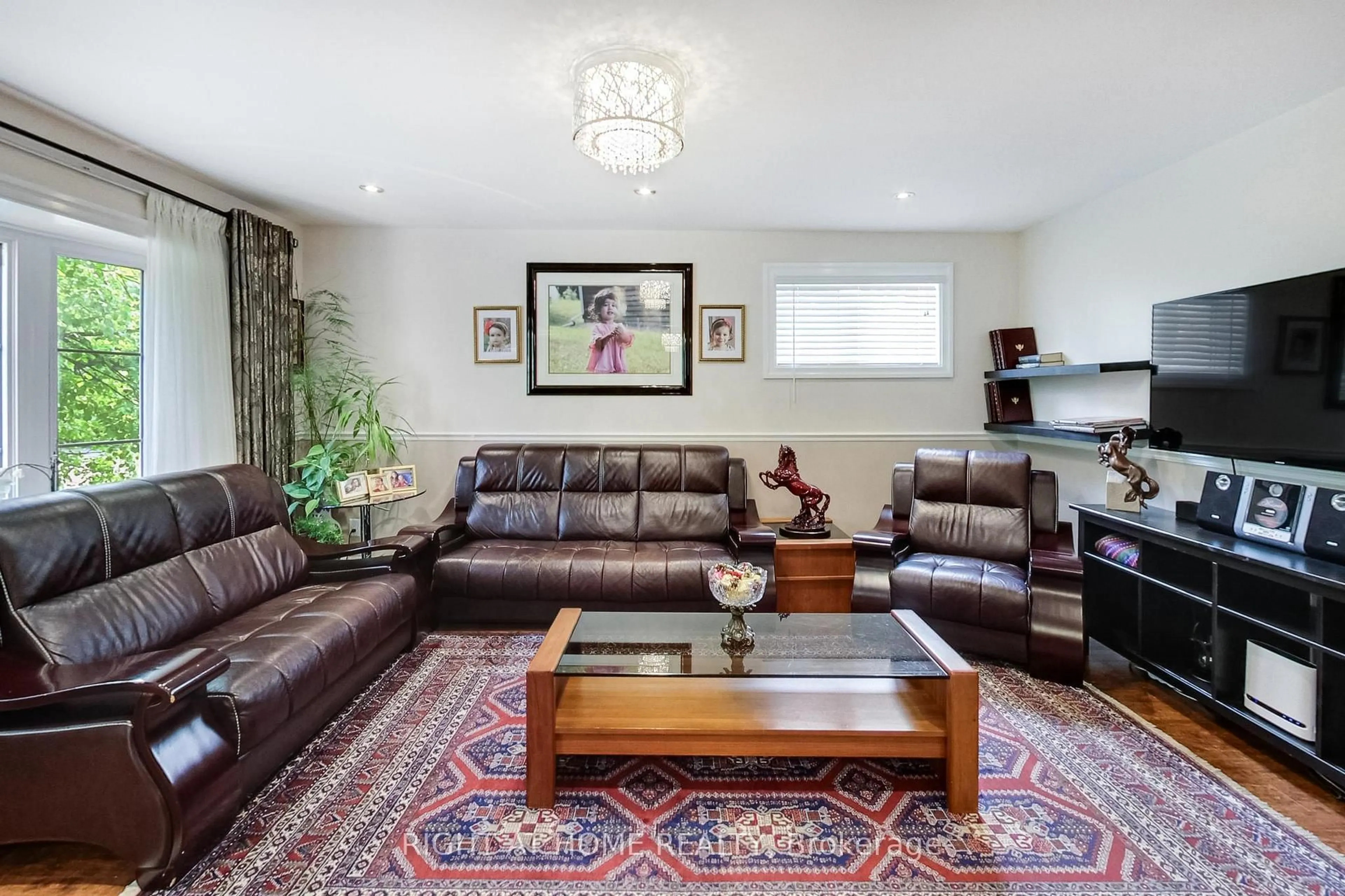Living room with furniture, unknown for 8 Suraty Ave, Toronto Ontario M1P 4E1